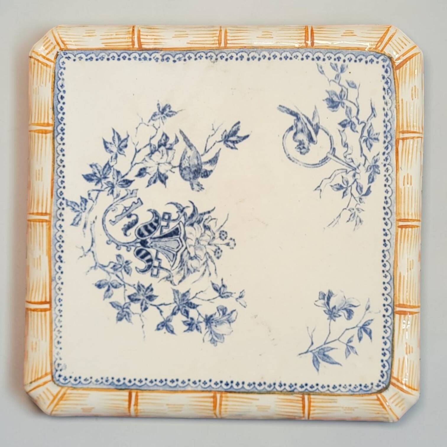 Trivet in Creil and Montereau faience, Japonese-style decoration.