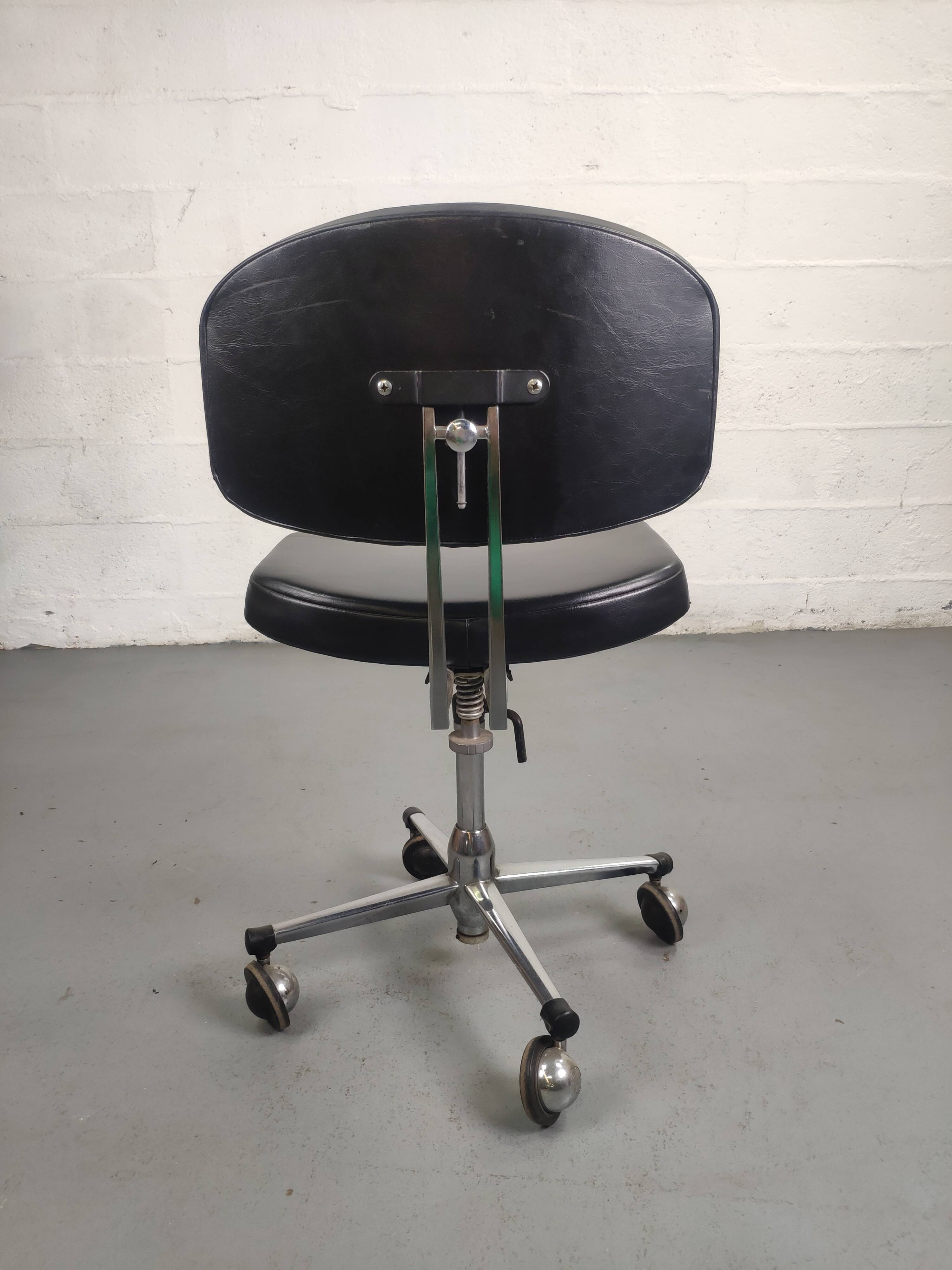 Chaise de bureau industrielle vintage à roulette skaï noir et chrome
