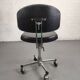 Chaise de bureau industrielle vintage à roulette skaï noir et chrome