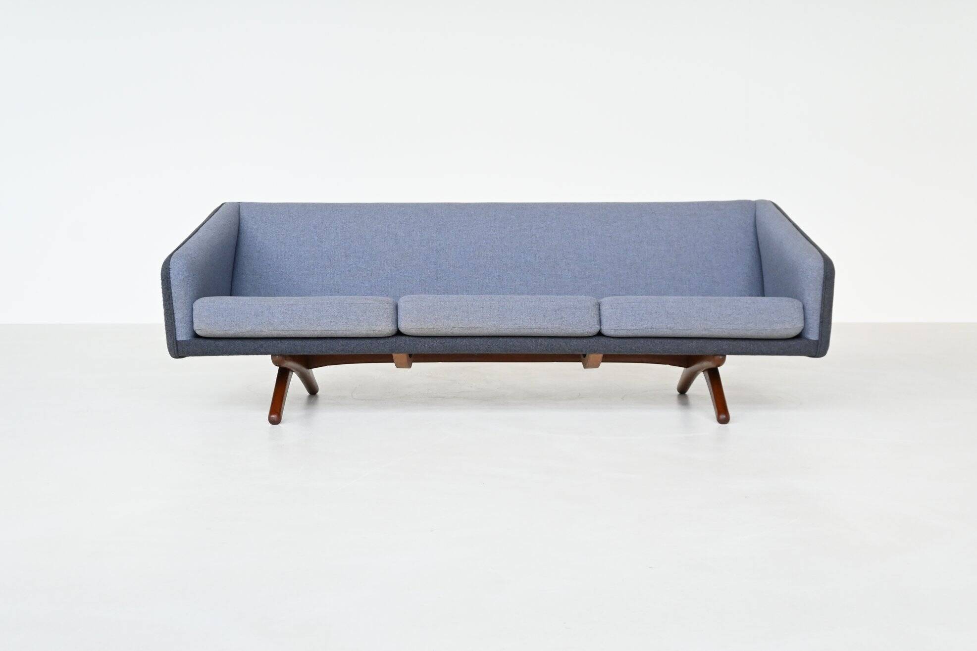 Canapé trois places Illum Wikkelso modèle ML-90 Laursen Danemark 1960