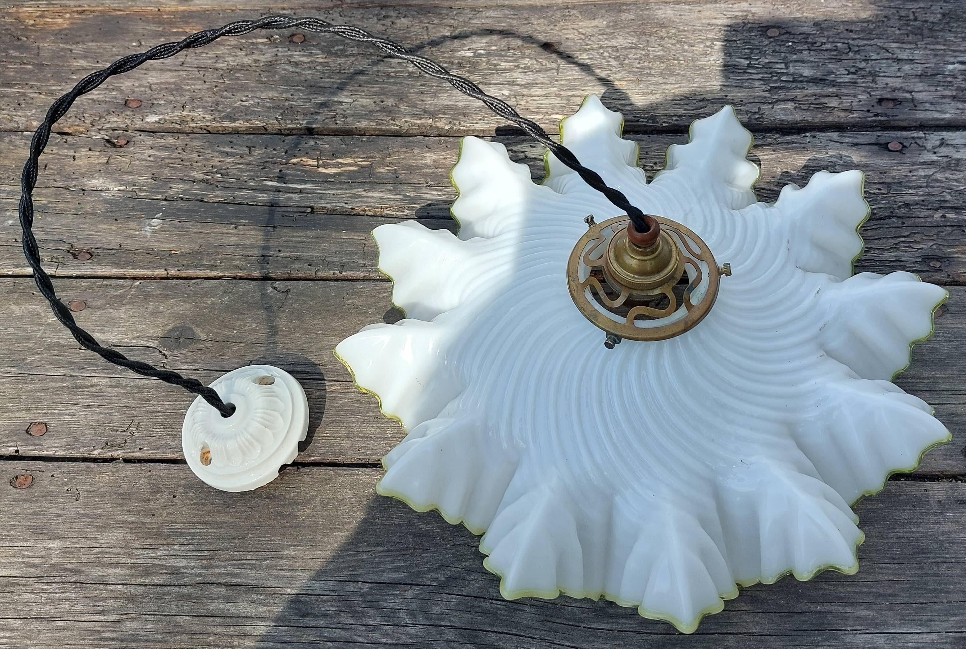 White and yellow opaline suspension