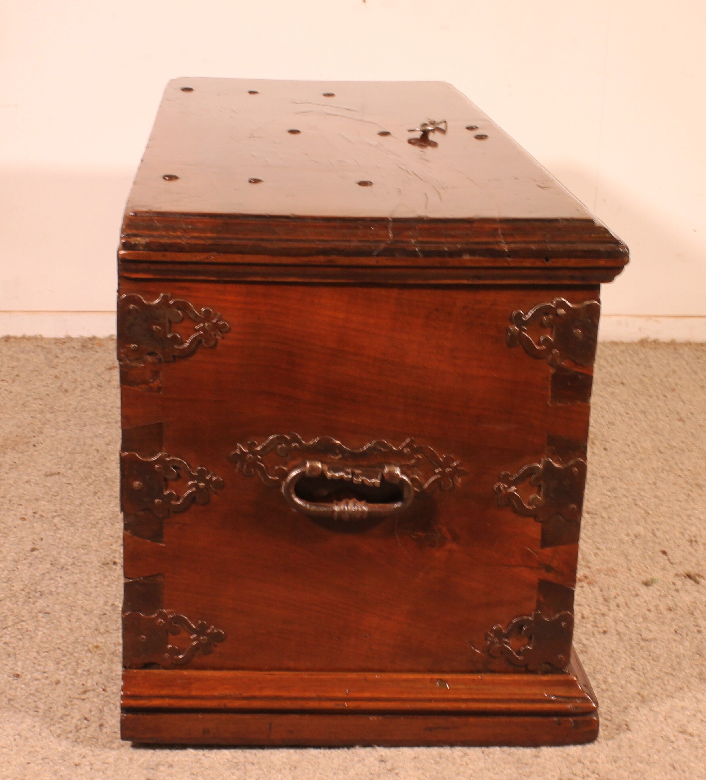 Spanish Renaissance chest in walnut - 16th century