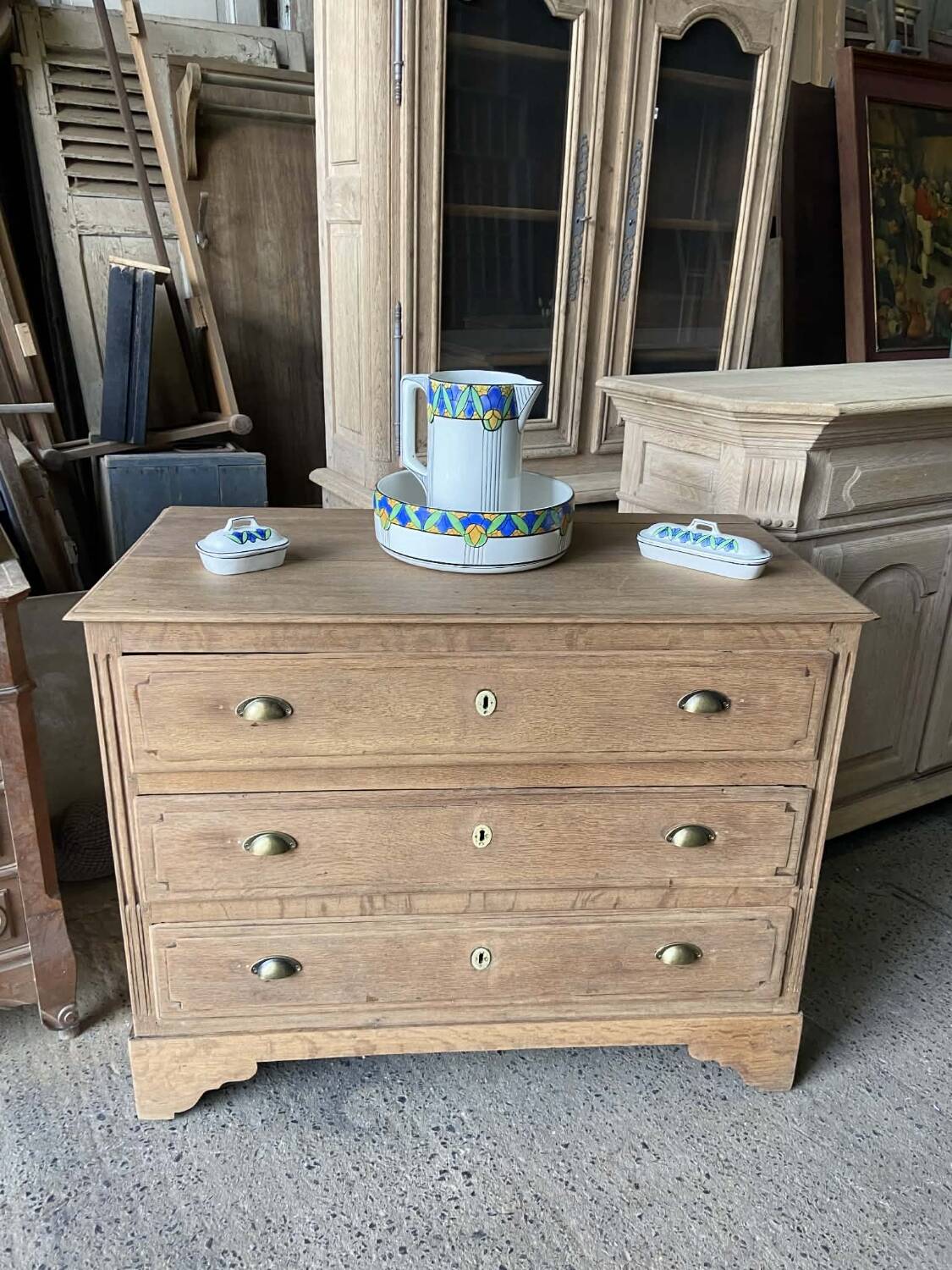 Commode en bois brut