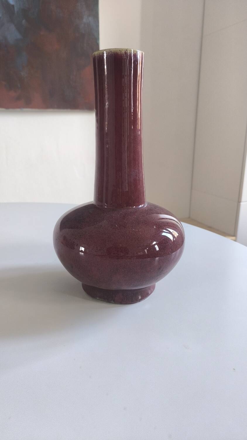 Vase globulaire en porcelaine à haut col "sang de boeuf"
