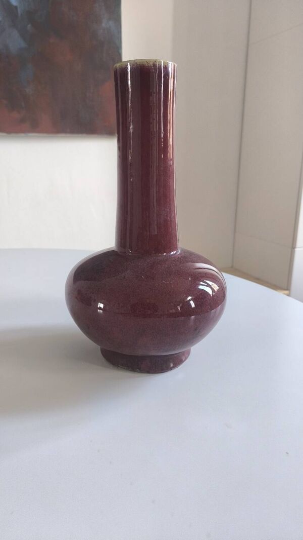 Vase globulaire en porcelaine à haut col ''sang de boeuf