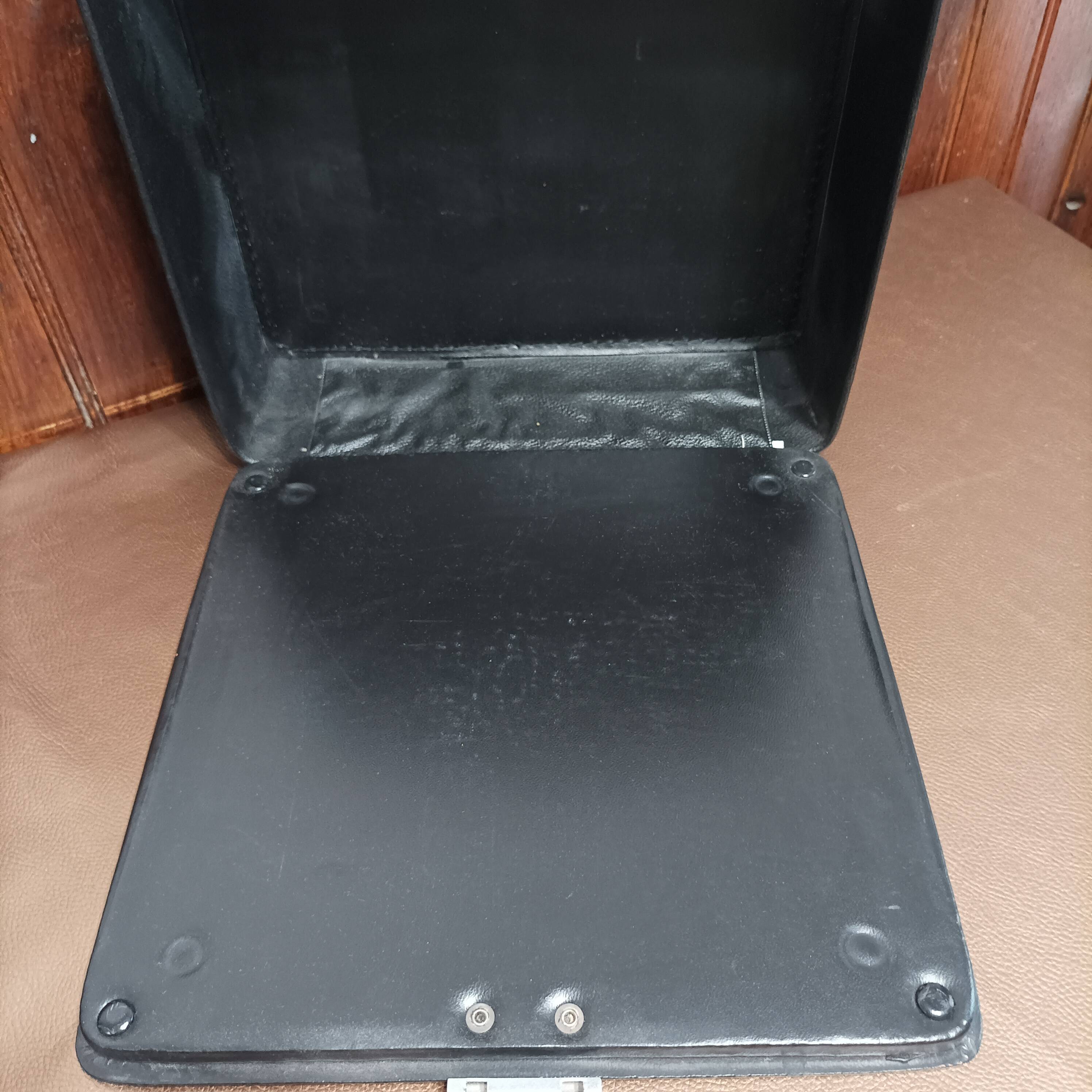 Olympia Traveller de Luxe White Typewriter