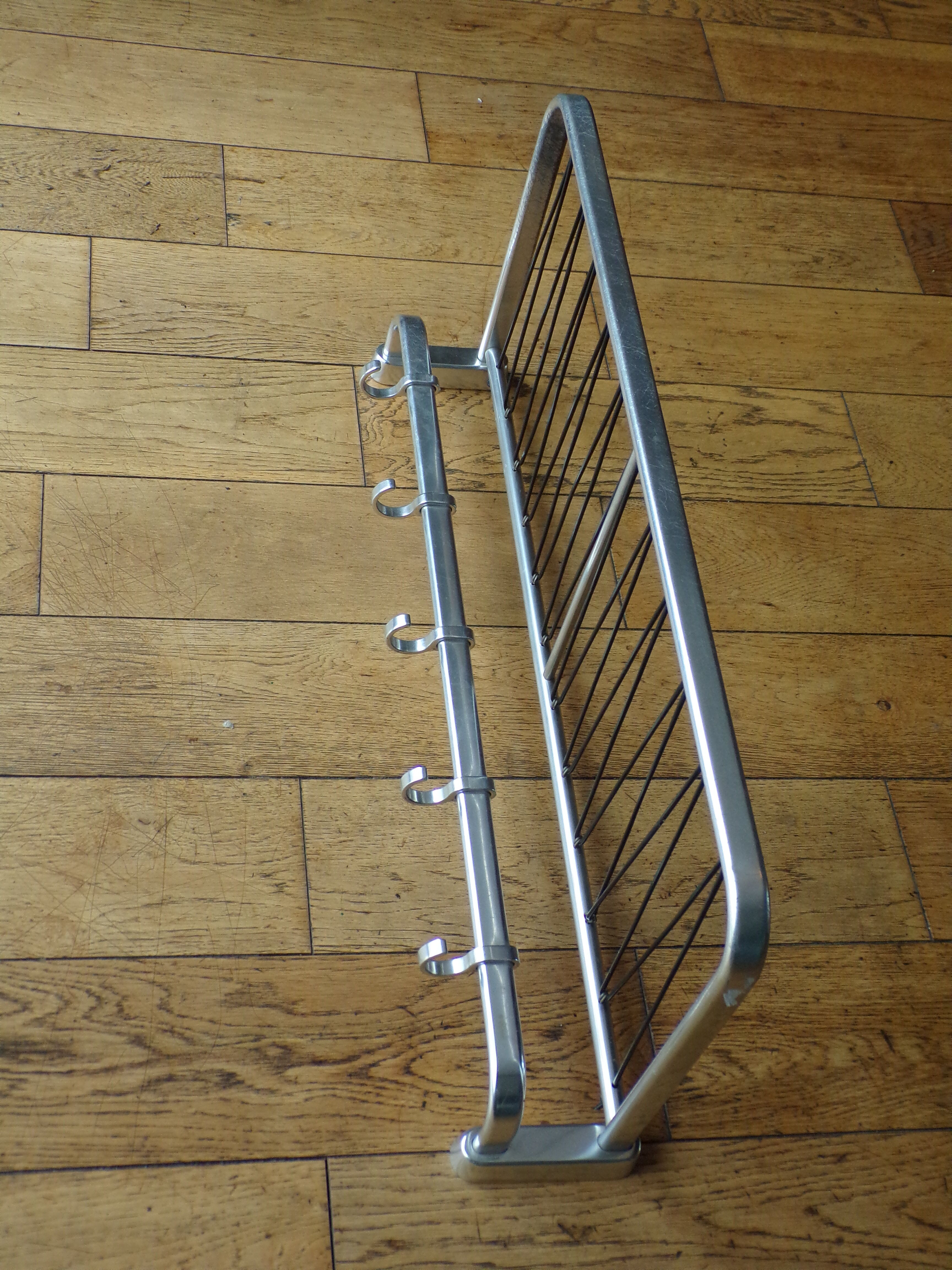 Coat rack style luggage rack