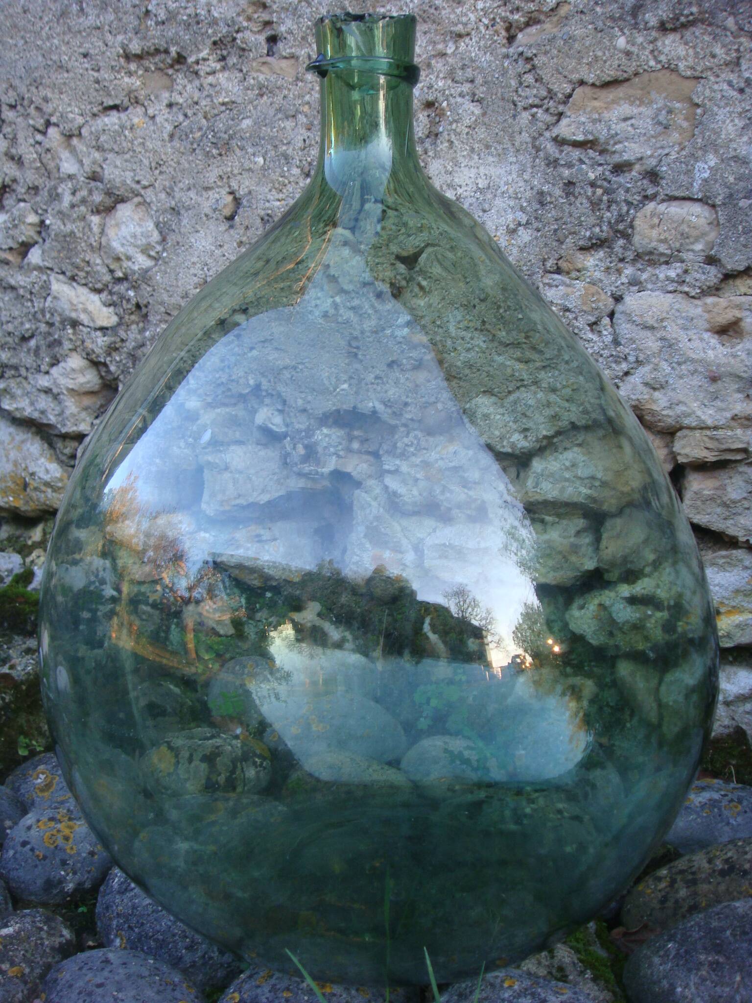 Great demijohn in blown glass