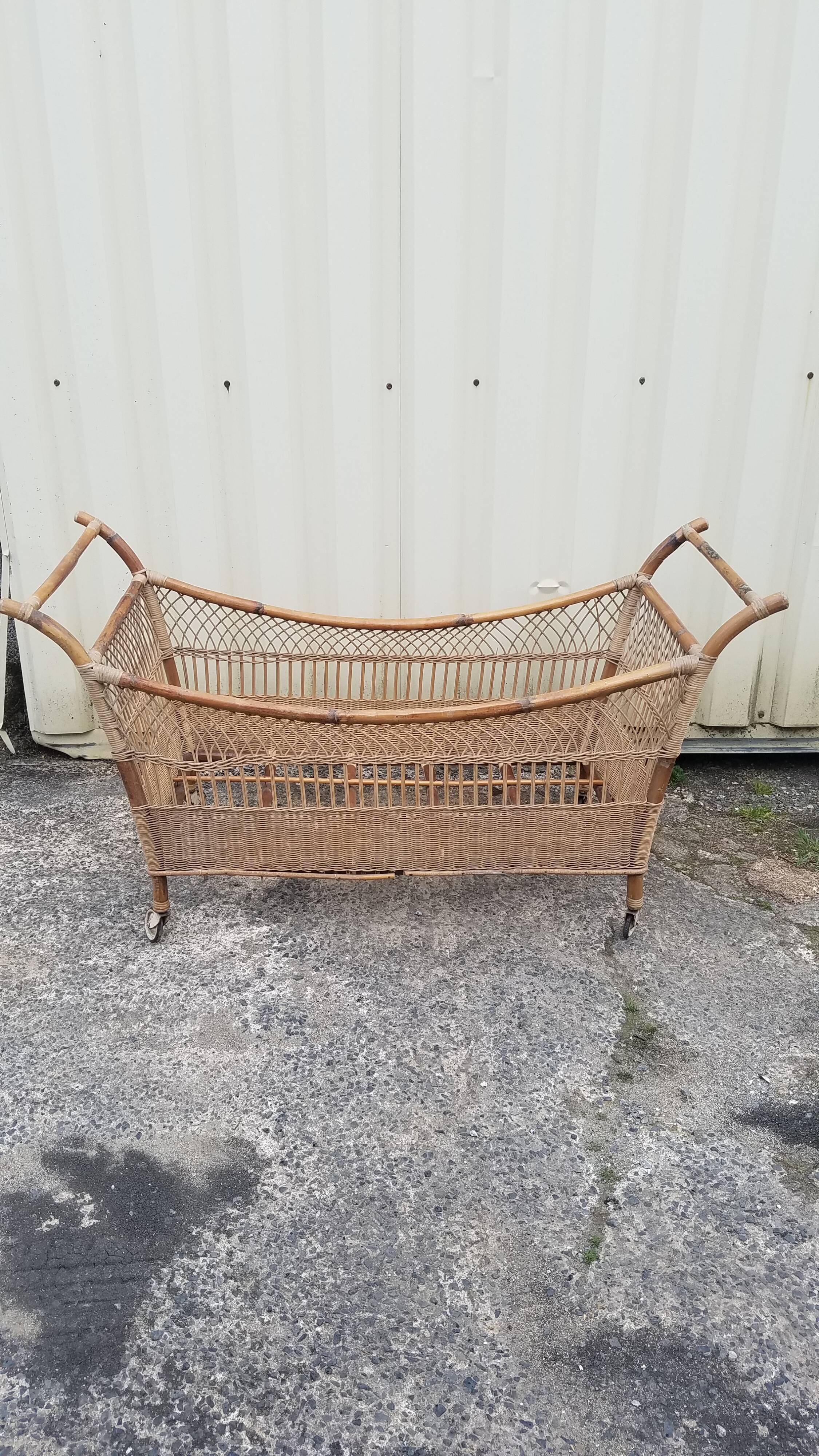 Baby wicker bed