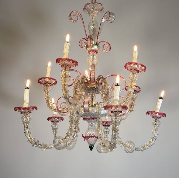 Venetian Rezzonico chandelier in colourless and red Murano glass, circa 1900.