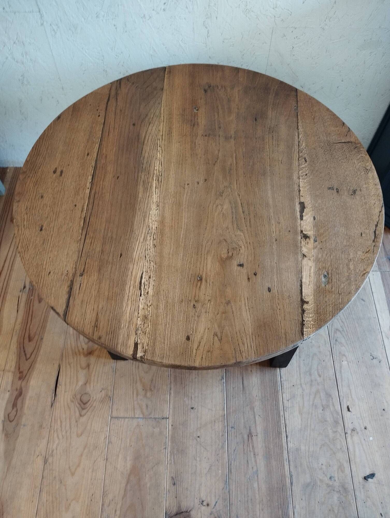 Round coffee table