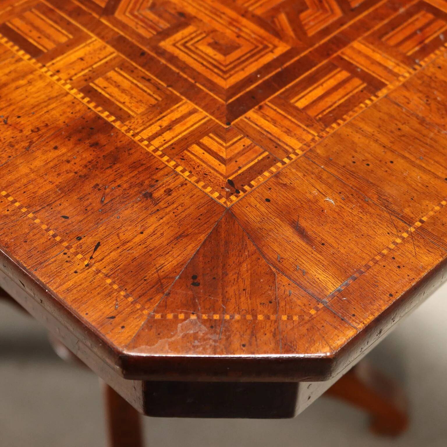 Petite table ancienne en noyer avec incrustations, Italie, XXe siècle