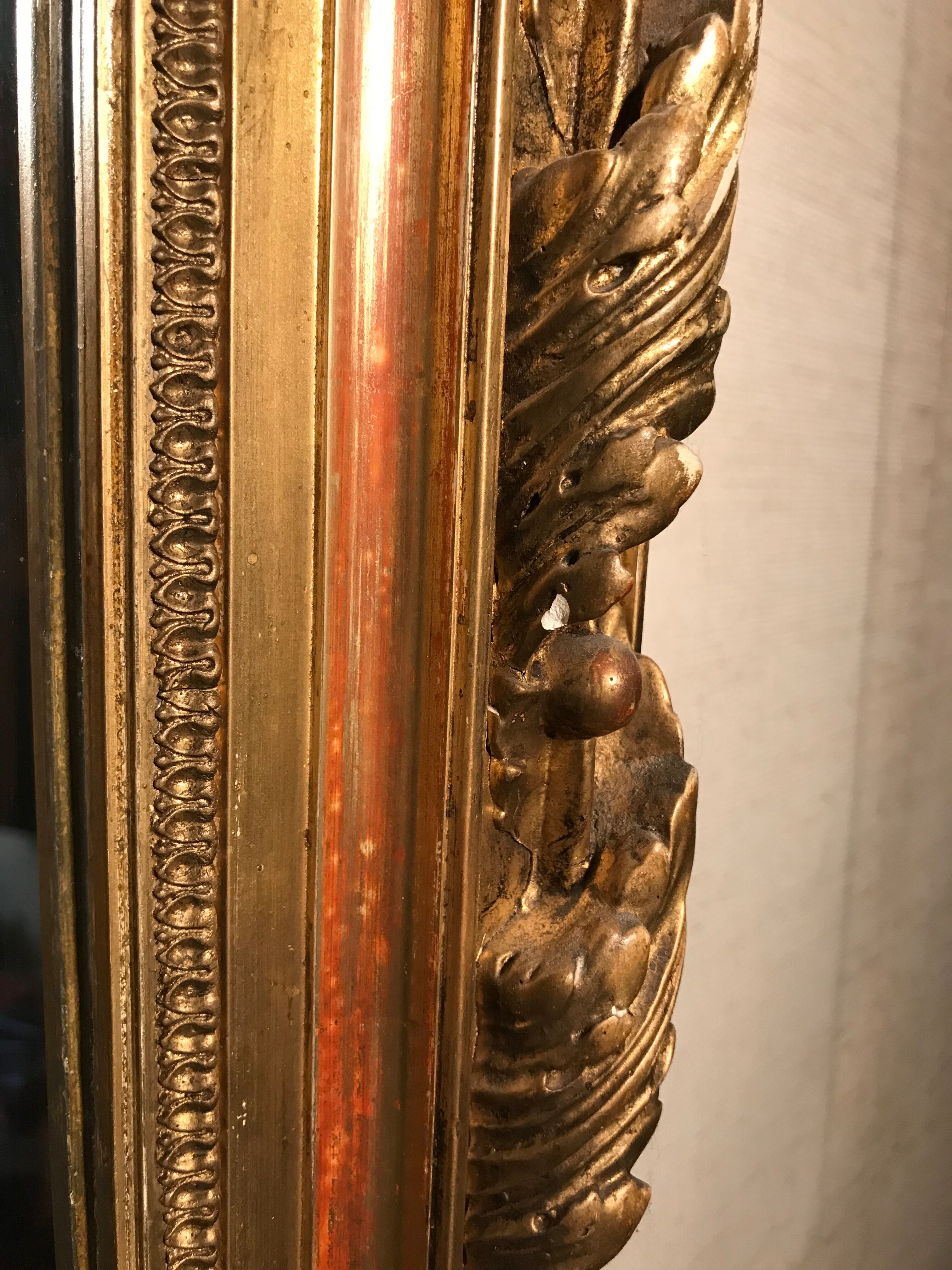Large antique mirror with flagship shell in wood and gilded stucco