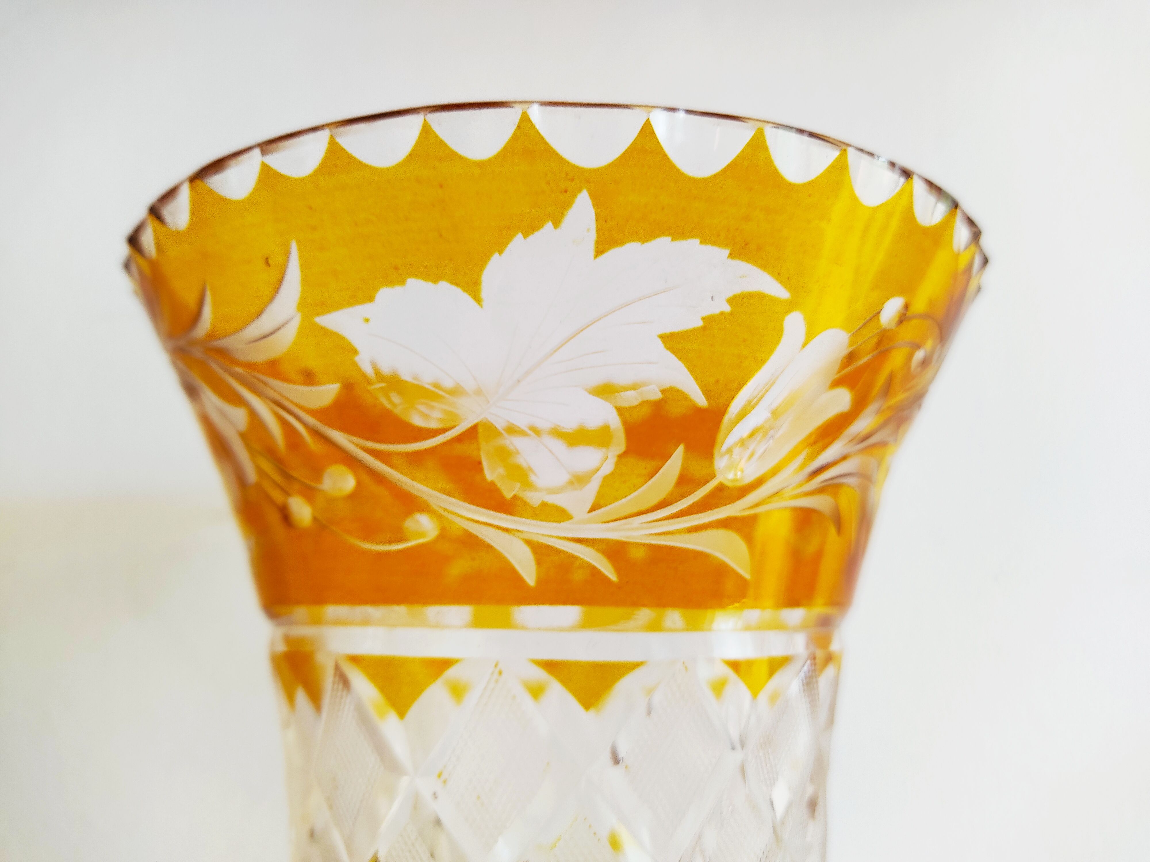 Vase verre doublé jaune fleurs incisées