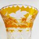 Vase verre doublé jaune fleurs incisées