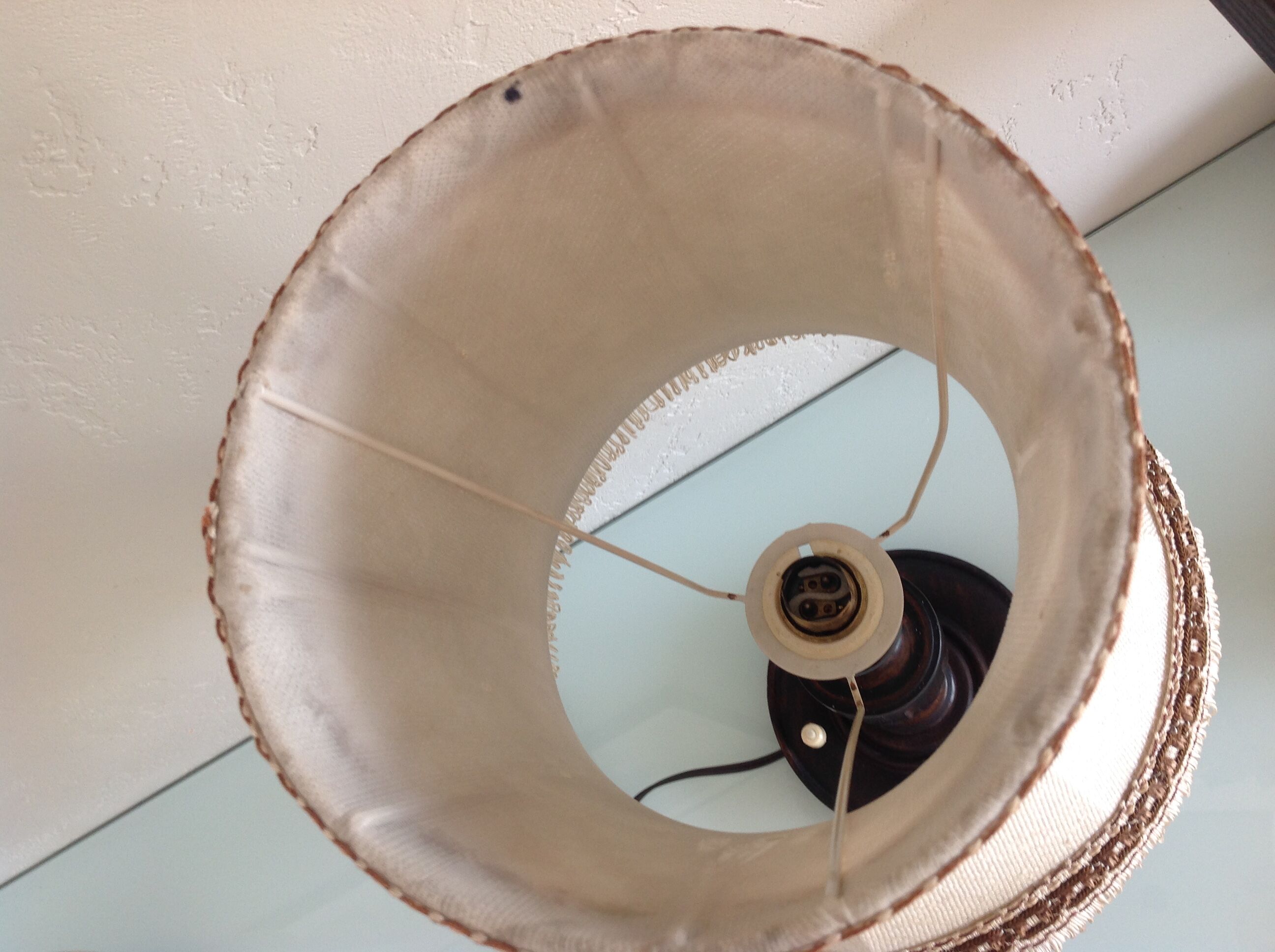 Lampe en bois tourné et abat en tissu beige style art déco / années 40-50