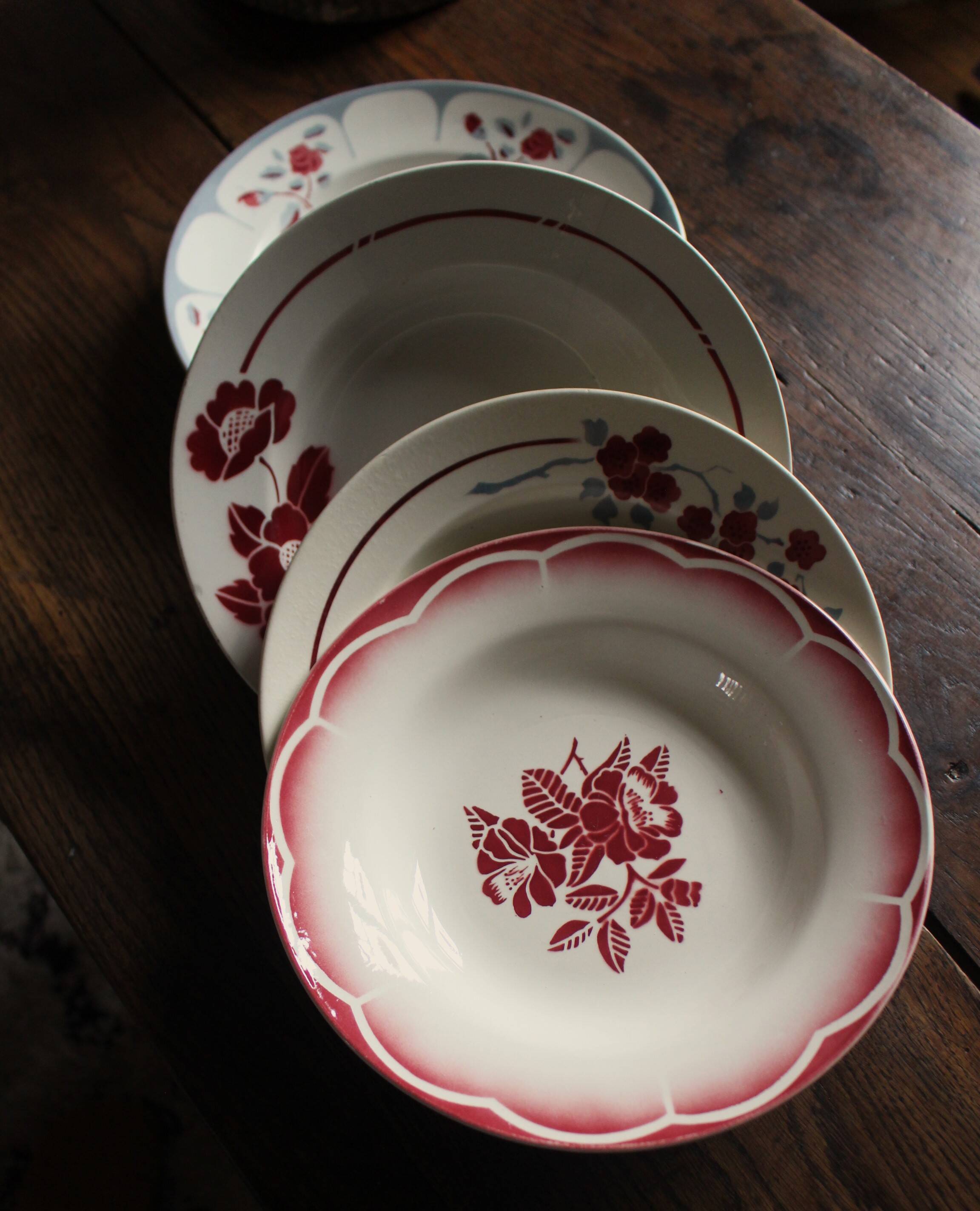 A set of 4 mismatched Art Deco red blue soup plates