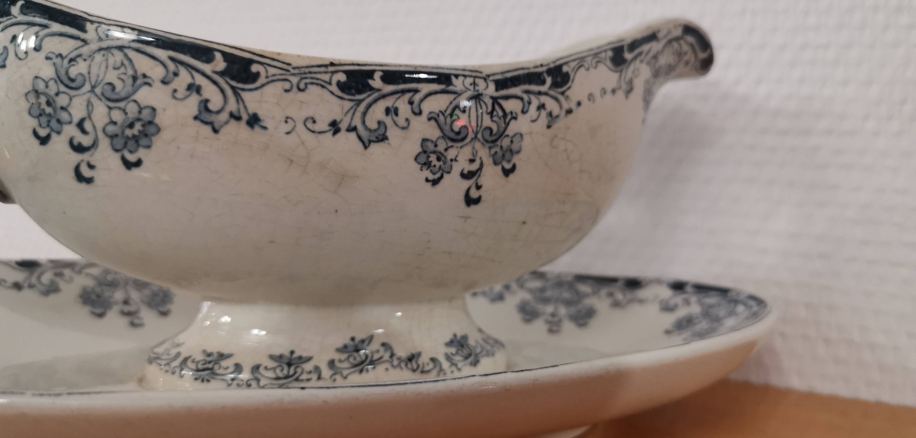 Gravy boat on foot in blue/green iron clay model "Mignon", H & Cie Sarreguemines