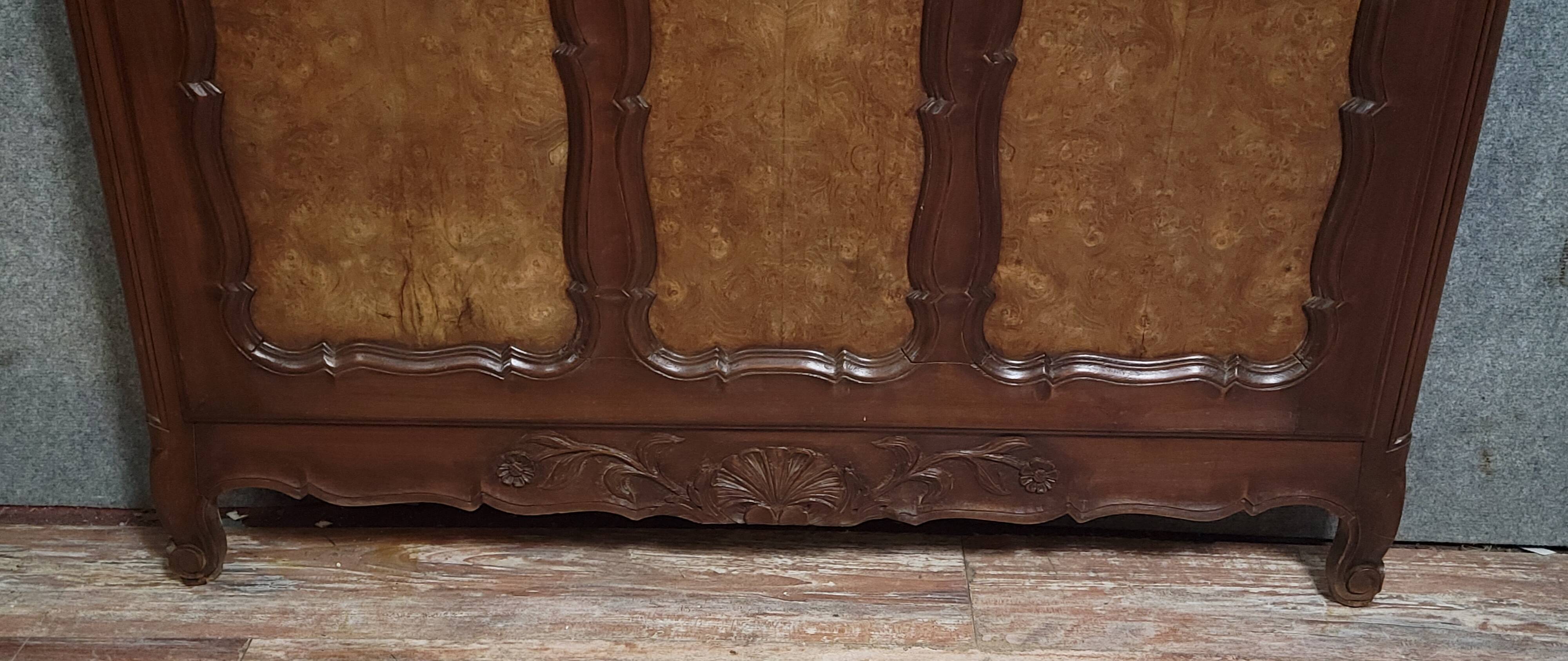 Large coat rack in Louis XV style, made of walnut and elm burl.