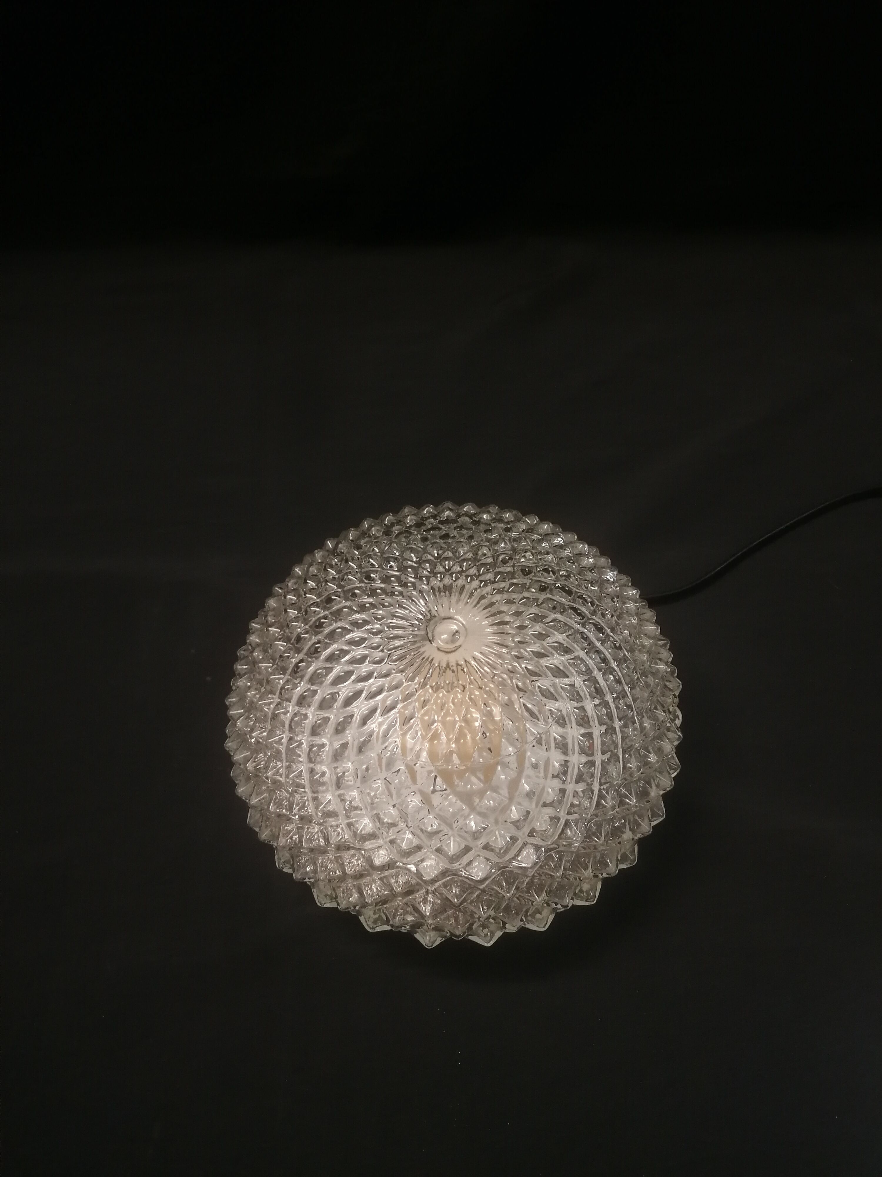 Old ceiling light - Globe glass molded effect tip of diamonds - 70s