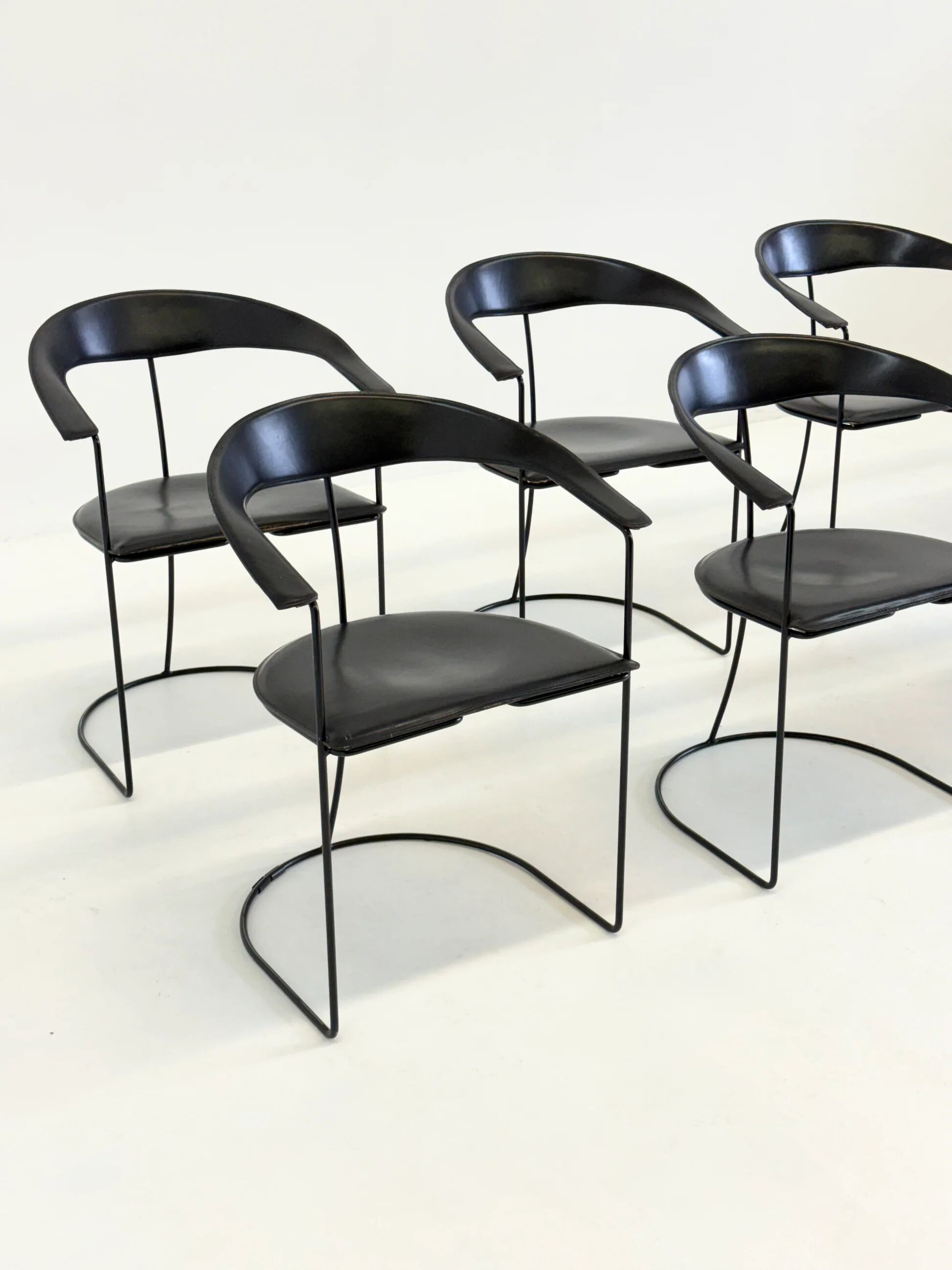 Ensemble de 8 chaises de salle à manger vintage Arrben Ursala en cuir noir.