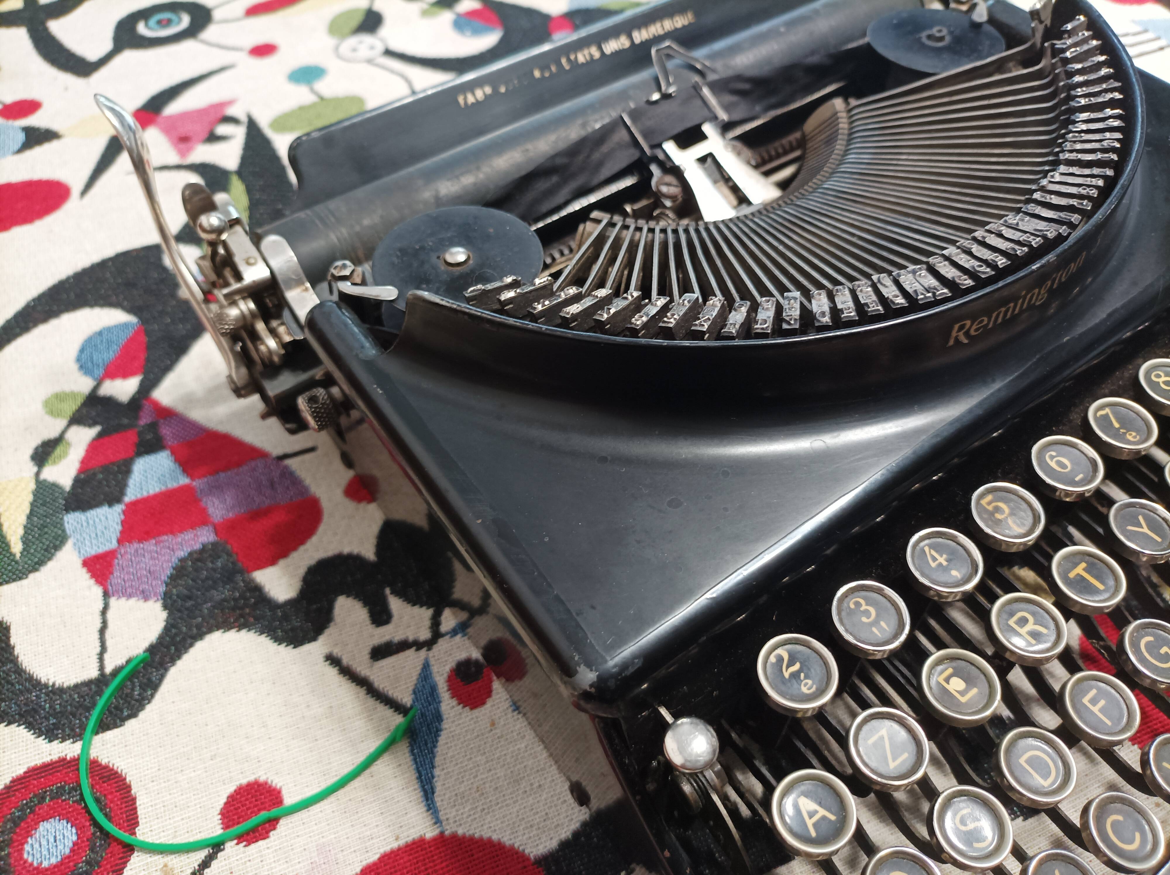 Remington Portable Typewriter 3 USA 3030s
