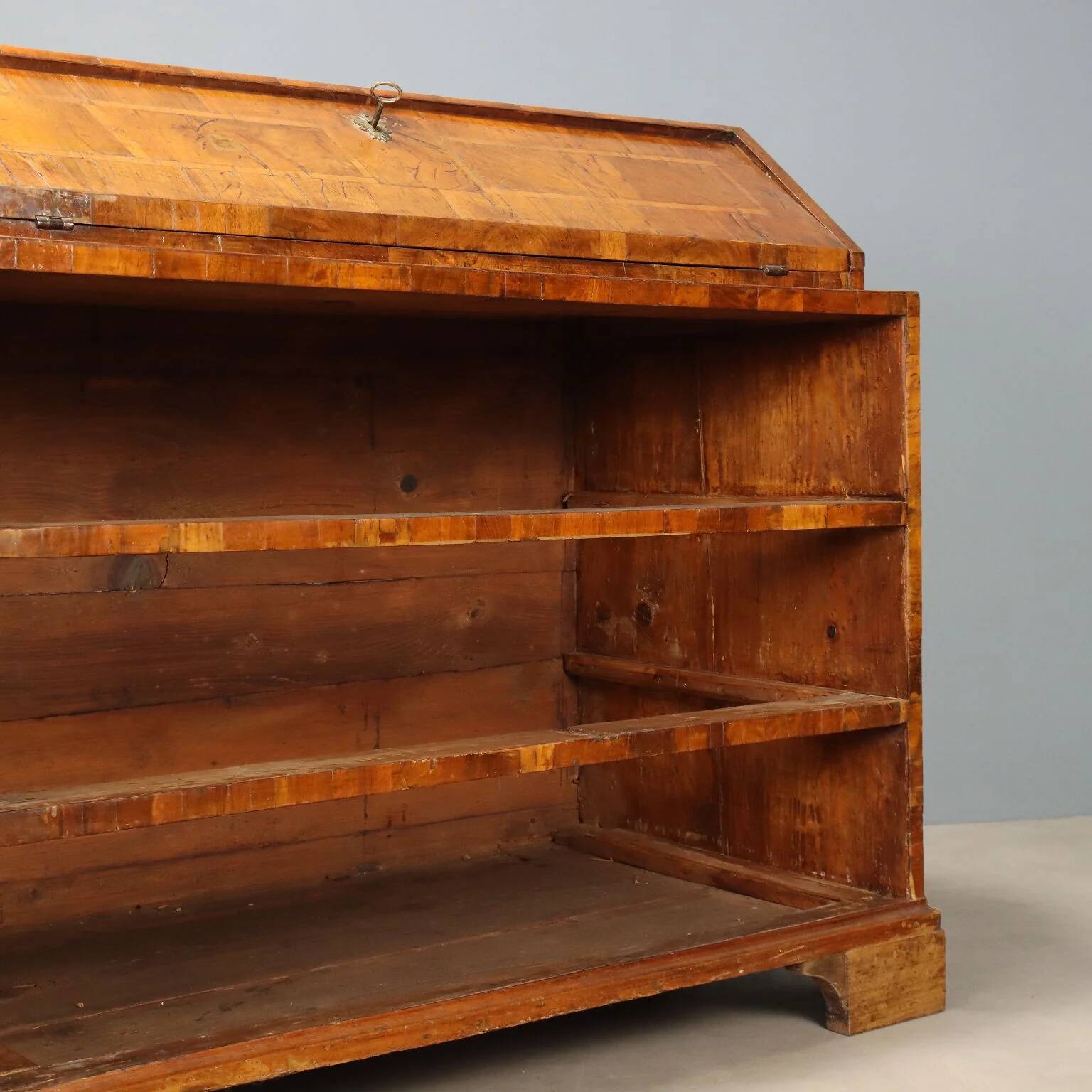 Walnut desk - Italy 18th century