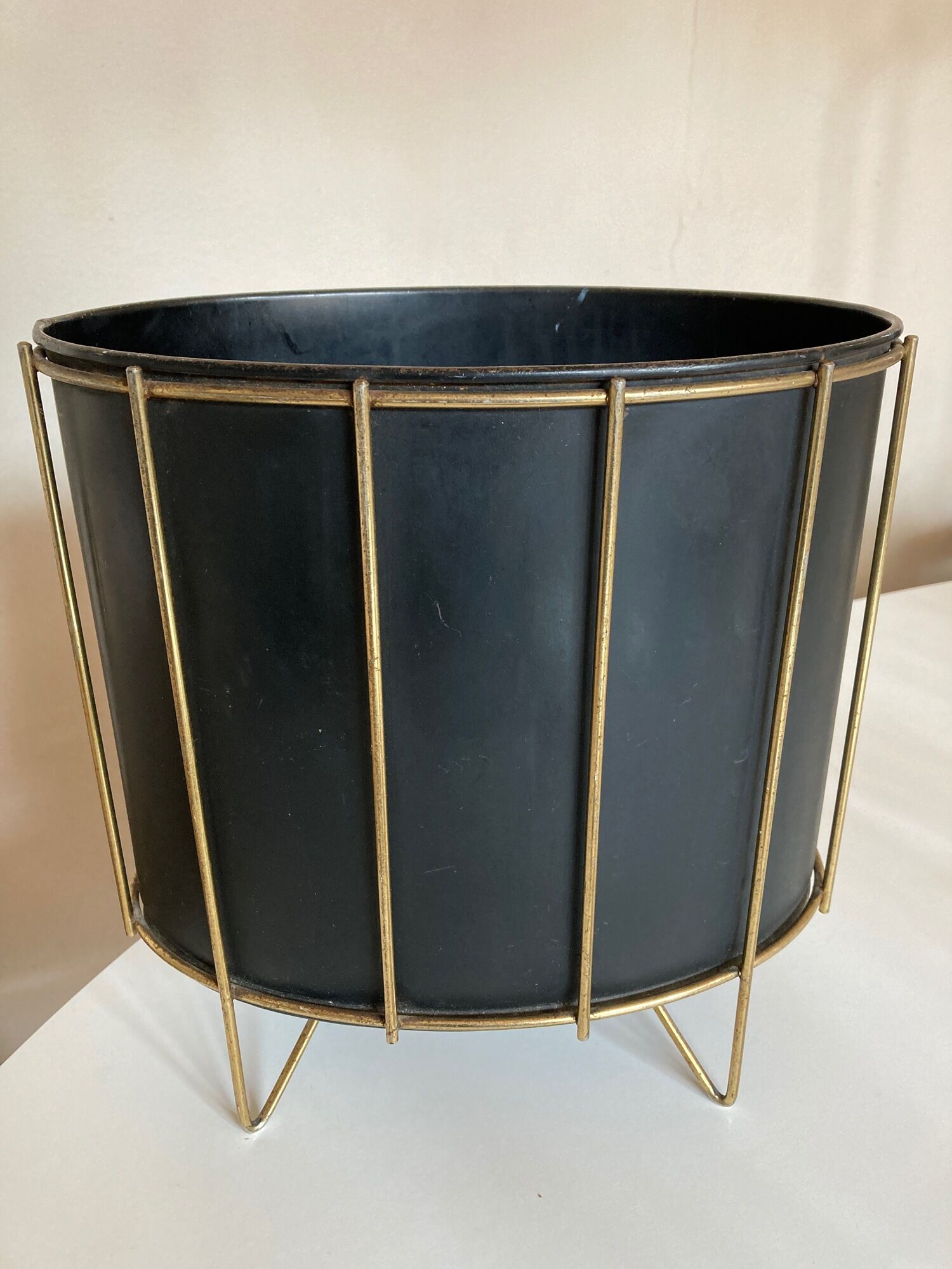 Modernist paper basket 1960 in black sheet metal and golden brass