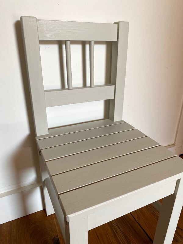Chaise pour enfant en bois ancien