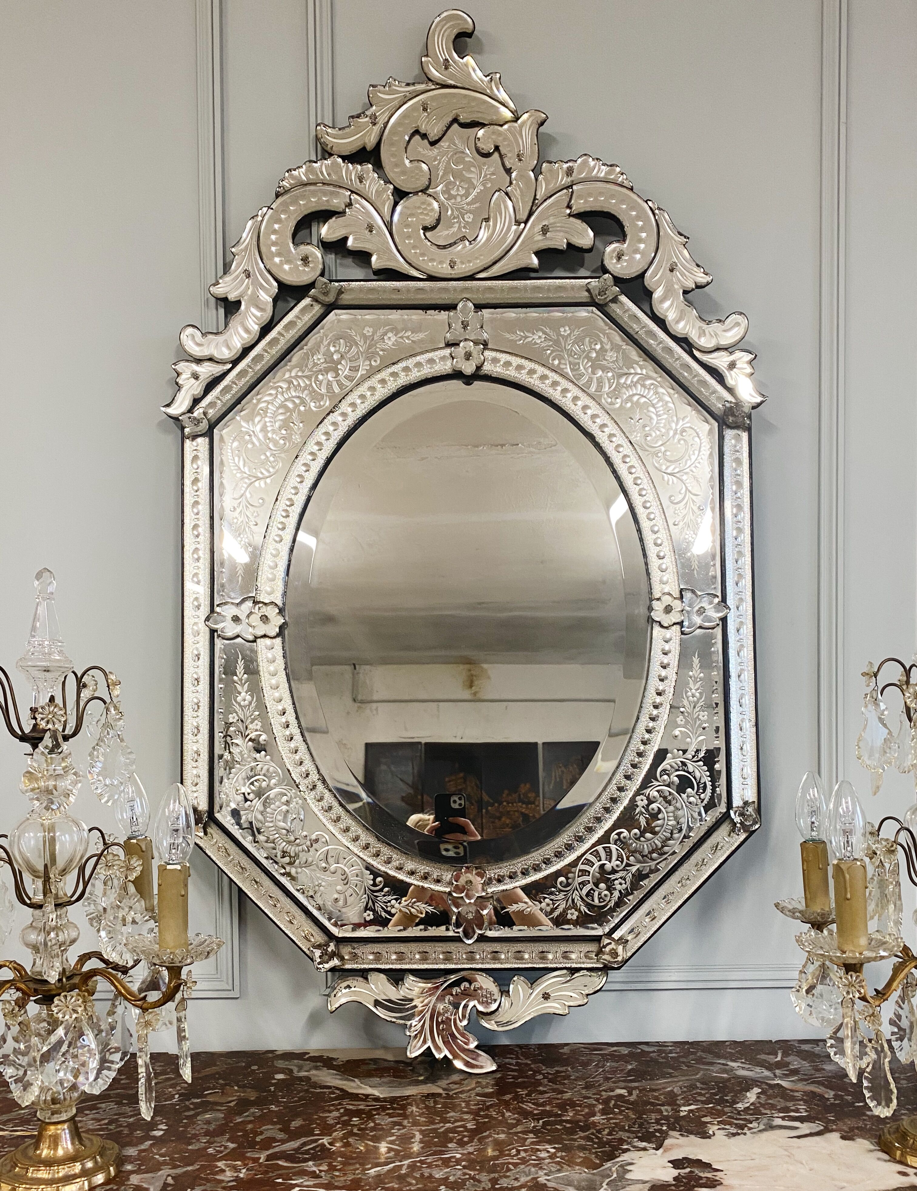 19th century Venitien mirror in bevelled and engraved glass