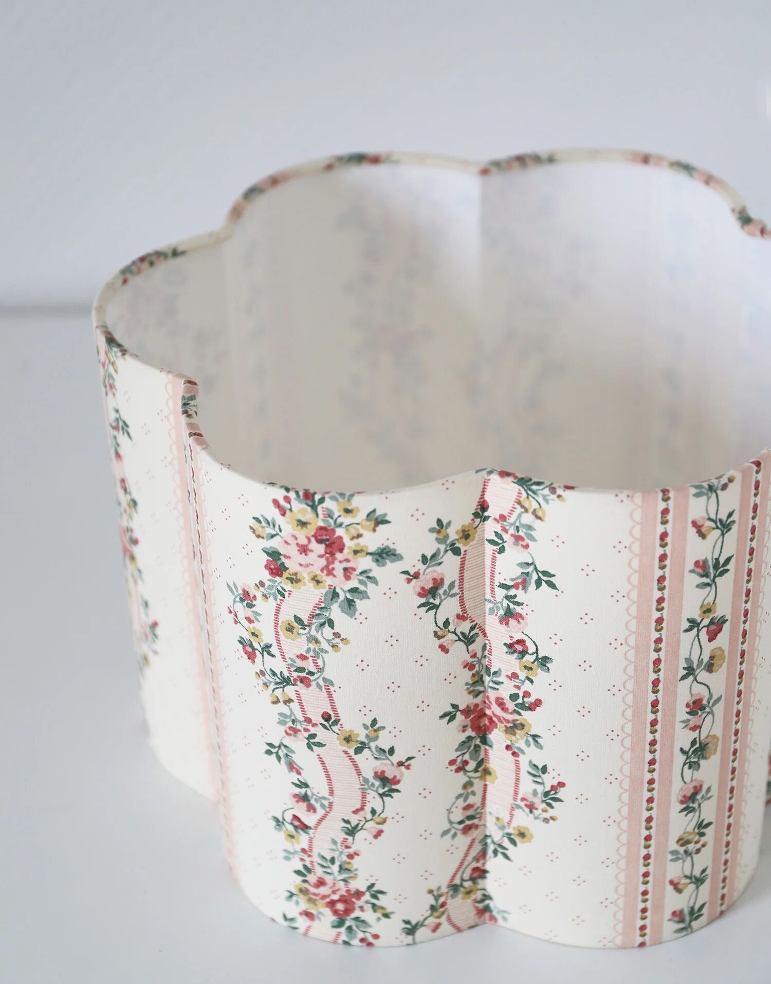 Vintage table lamp "St Michael" – Ribbed ceramic and country print