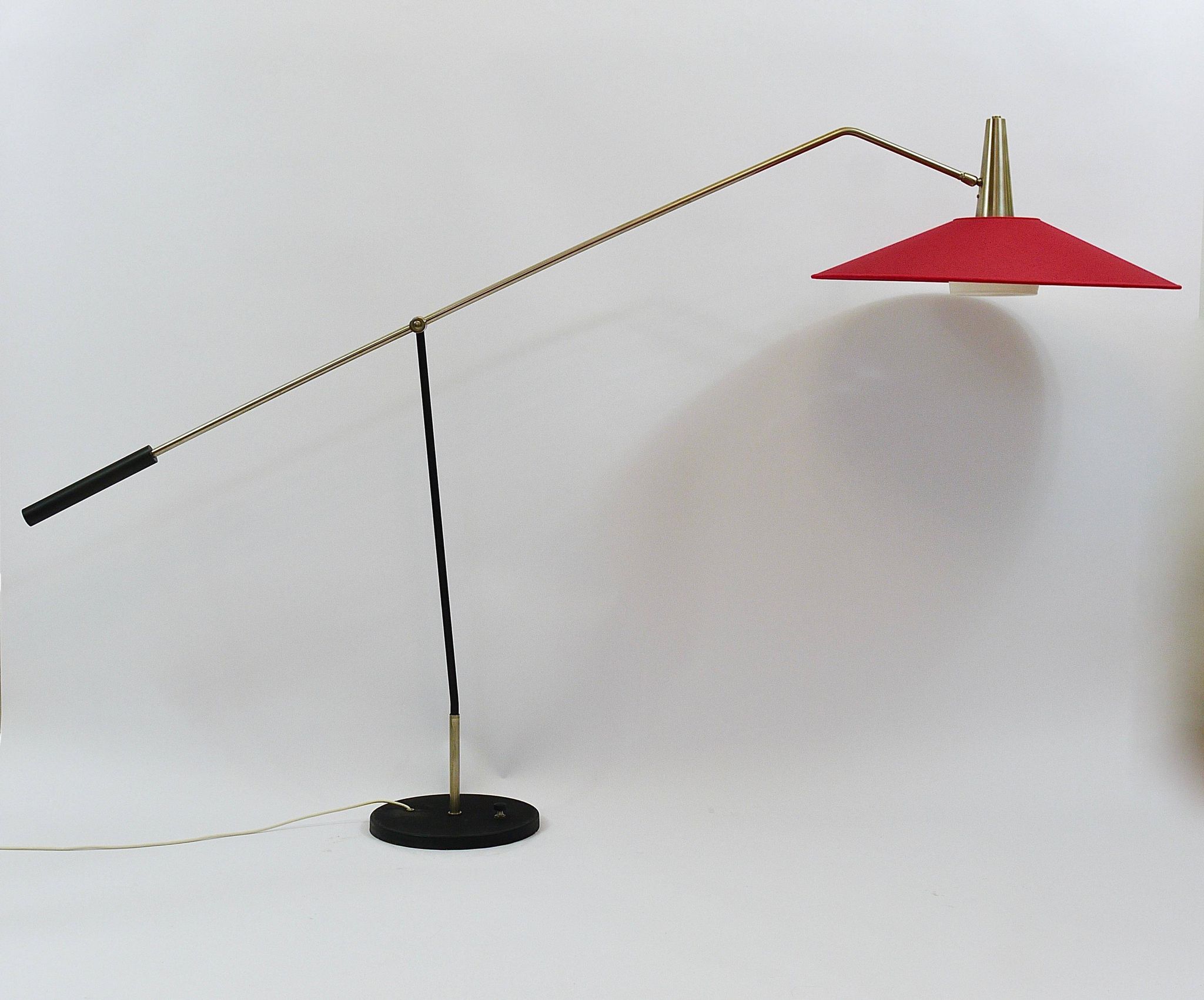 Articulated floor lamp with counterweight mid-century by Rupert Nikoll, nickel, brass.