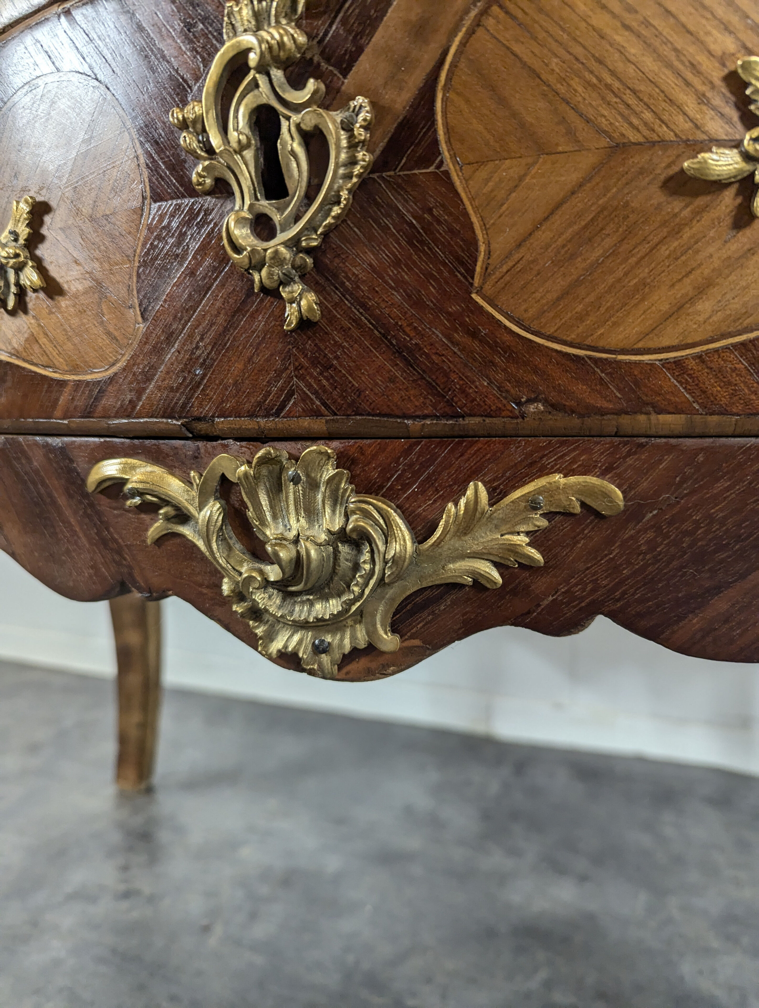 Louis XV period chest of drawers in rosewood marquetry
