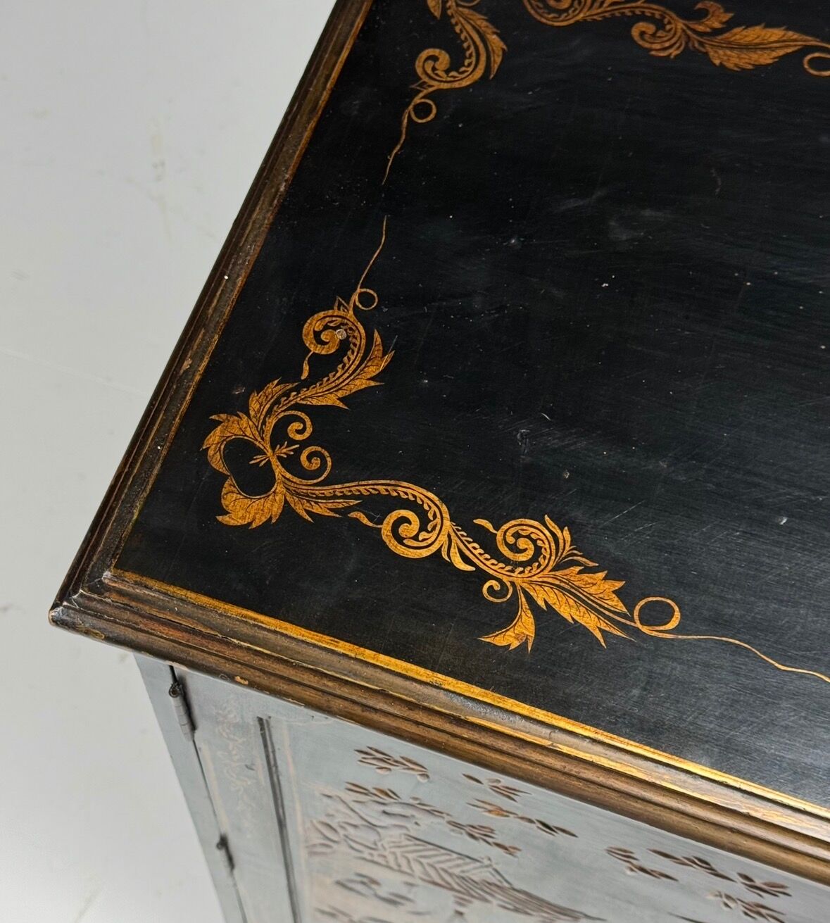 Cabinet laqué chinoiserie du 20e siècle anglais