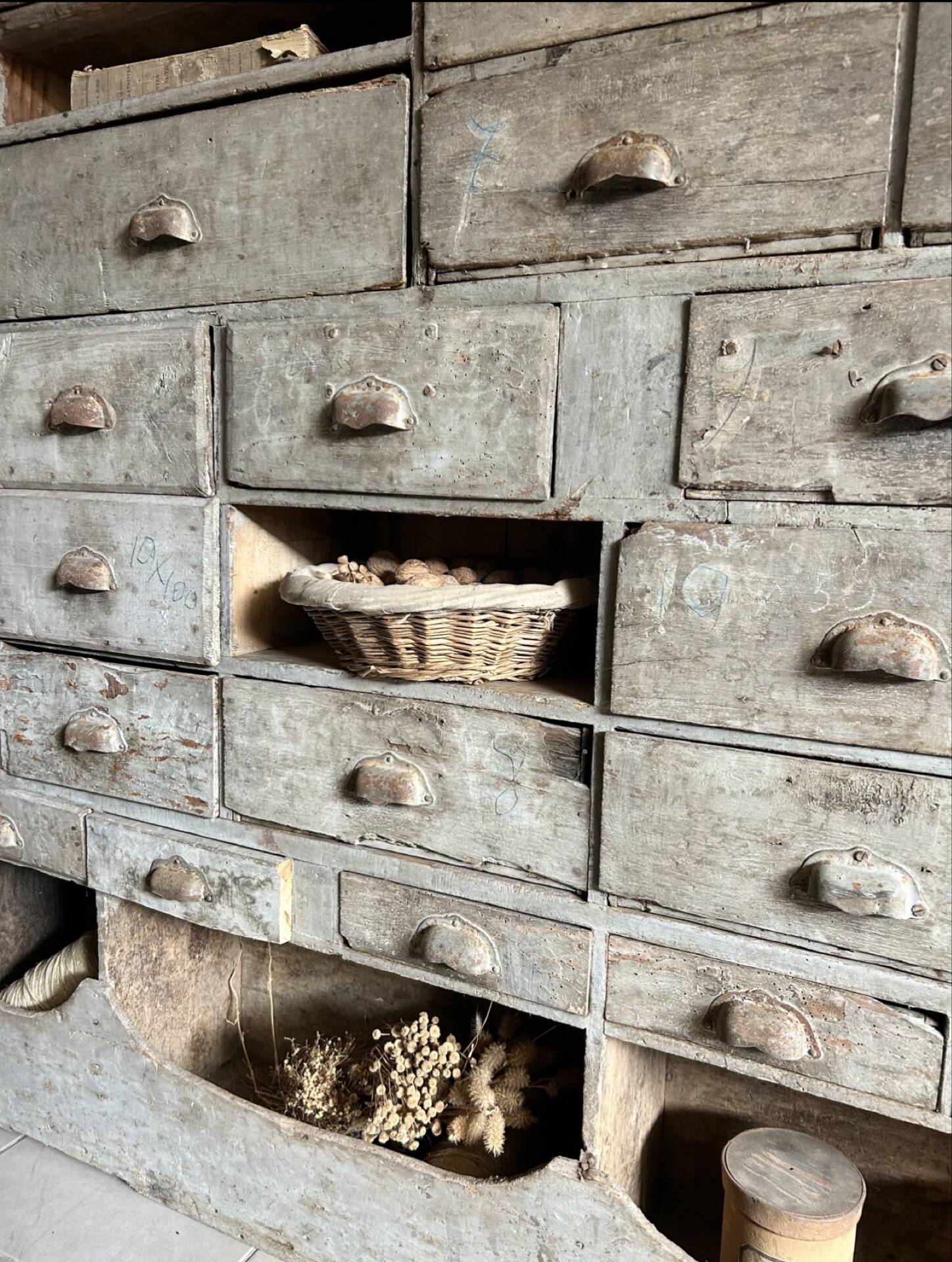 Ancien meuble de quincaillerie, meuble de métier