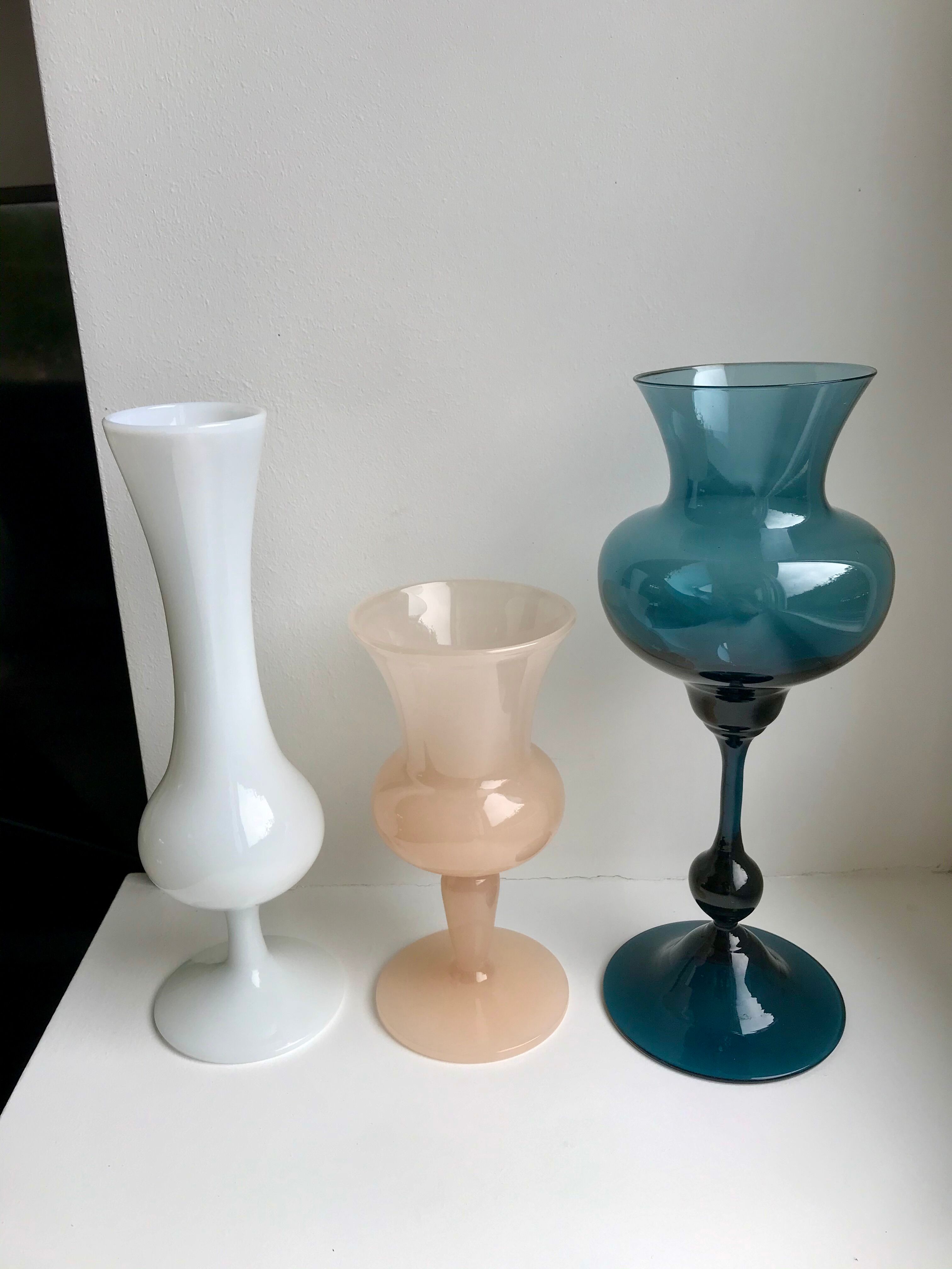 Vase en opaline rose pâle années 50-60
