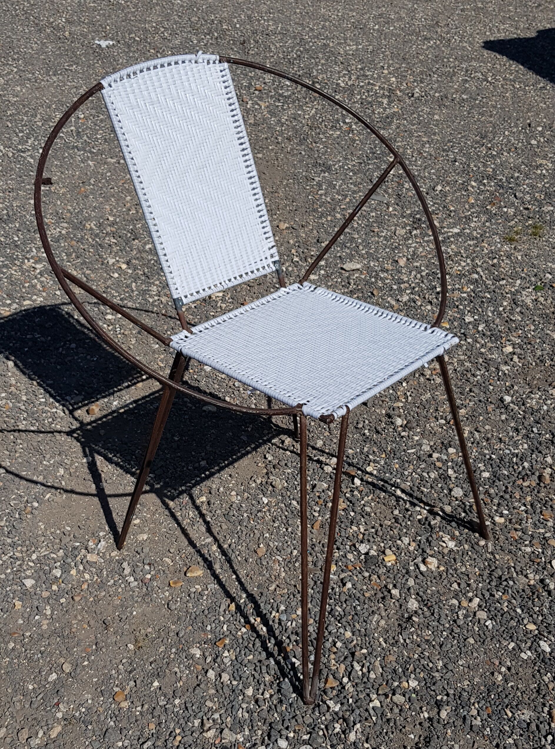 Fauteuil relax en métal noir et cannage plastique blanc