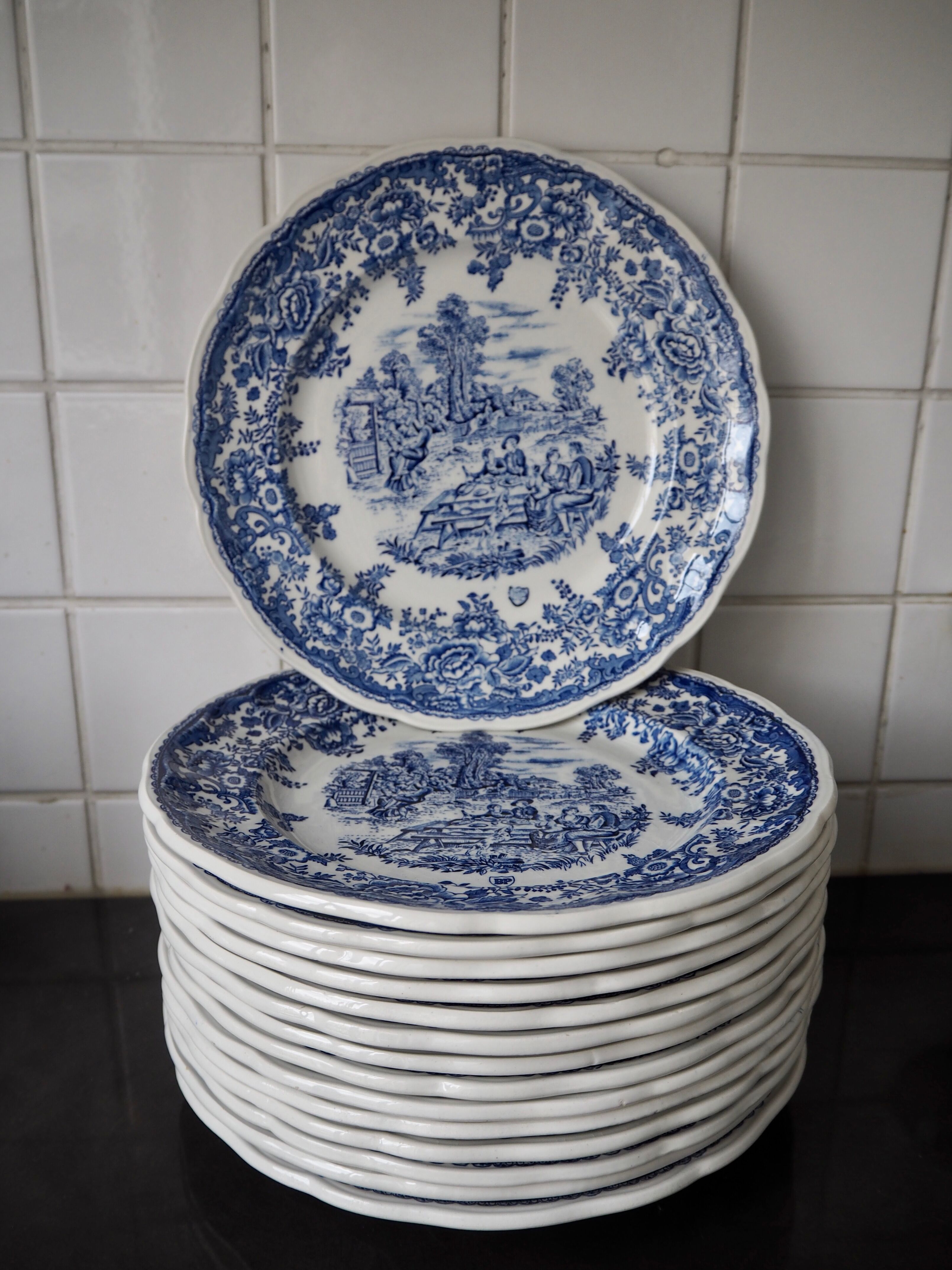 Set of 15 diner plates with English motifs Lunéville