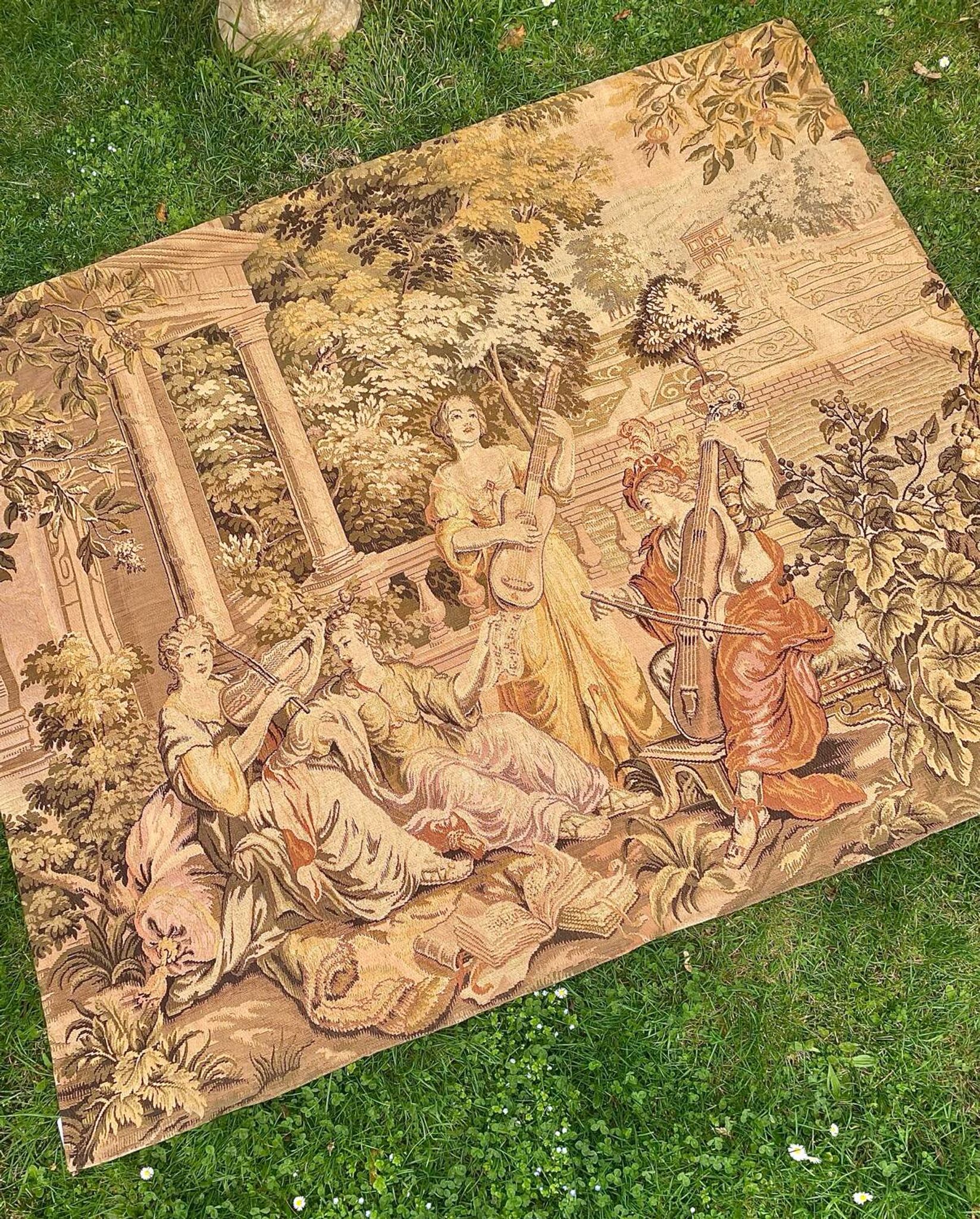 Grande tenture murale style aubusson scène musicale