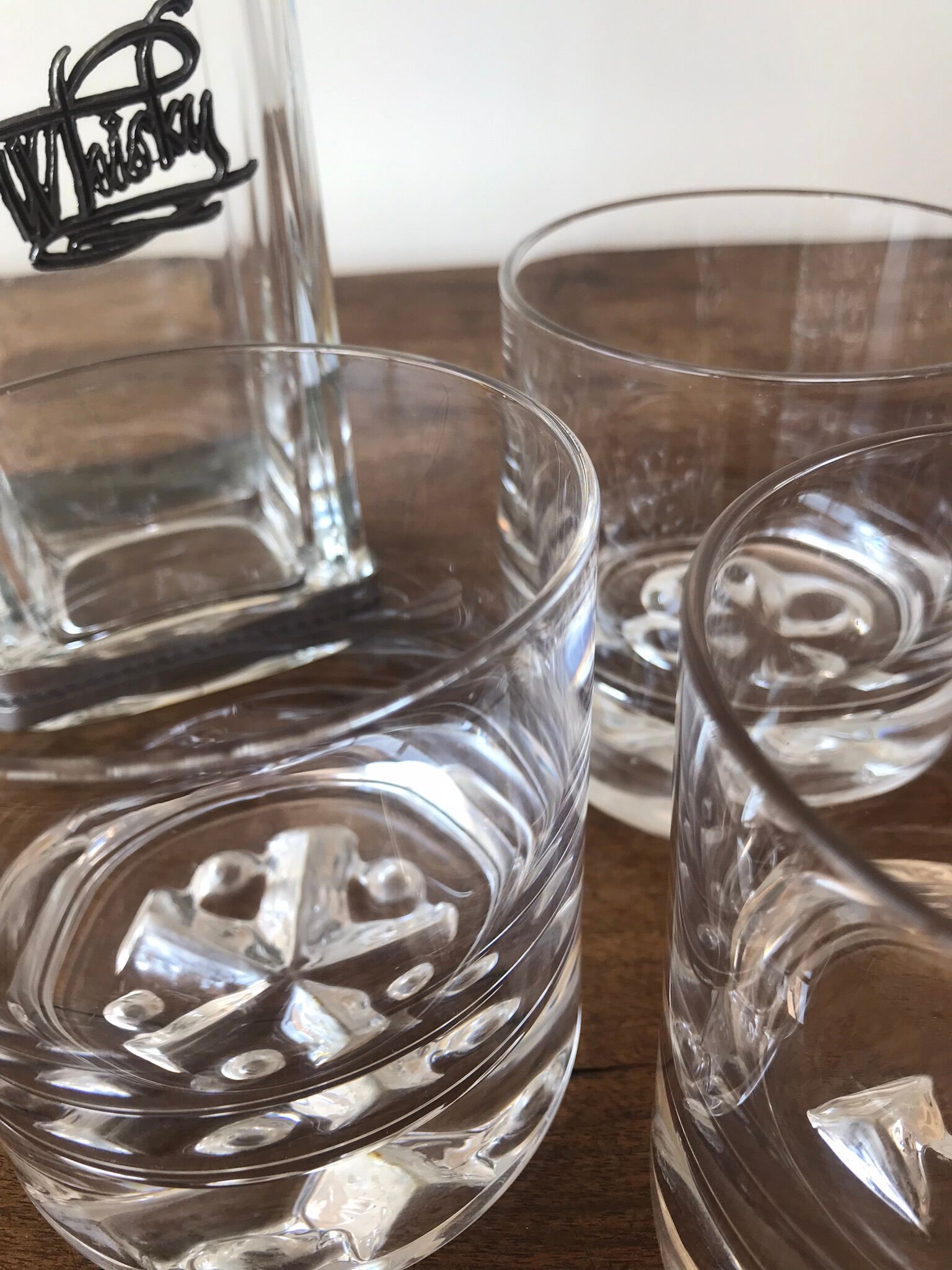 Whisky decanter and its 3 glasses