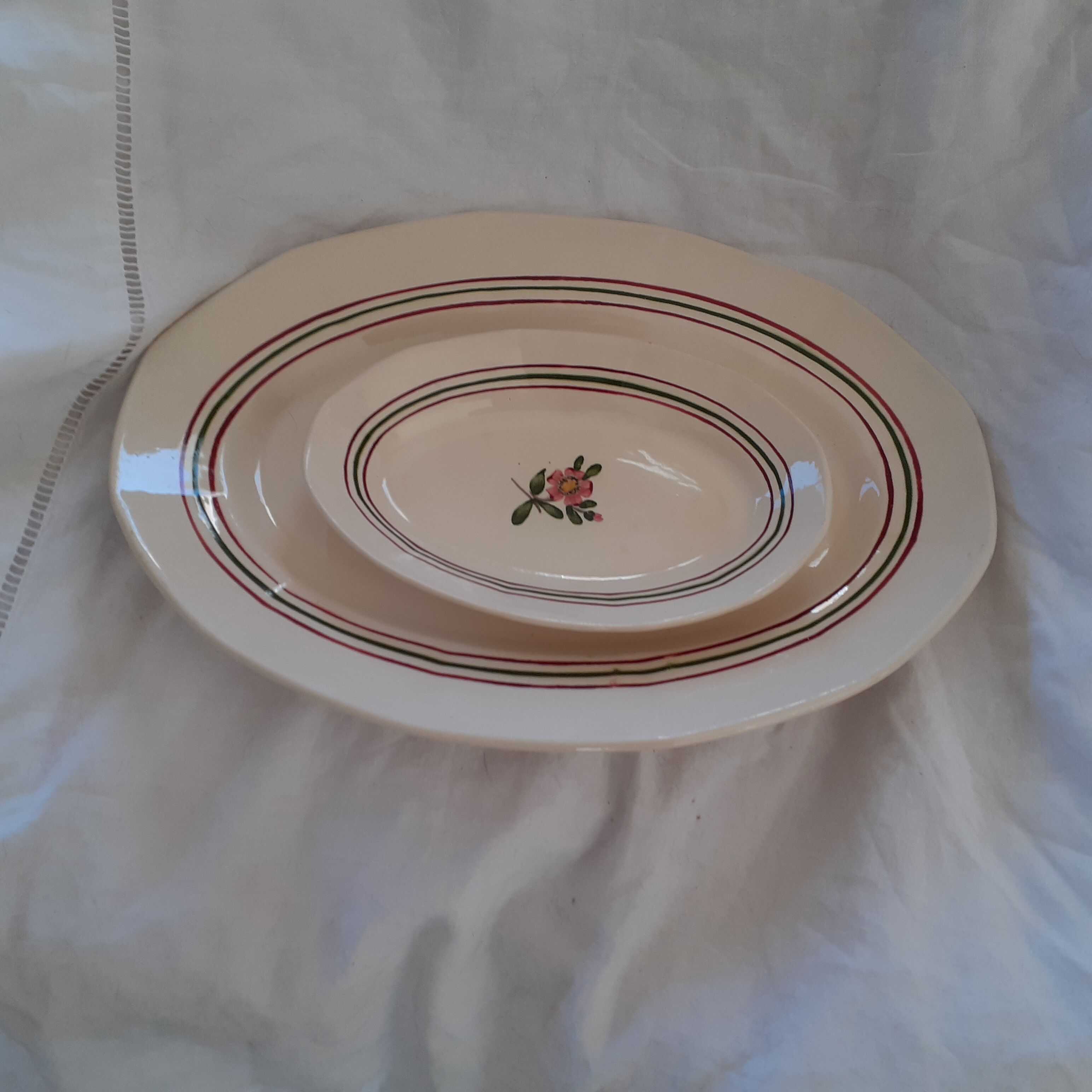 Set of 2 oval dishes. Hand painted. Sarreguemines, model Armalle.