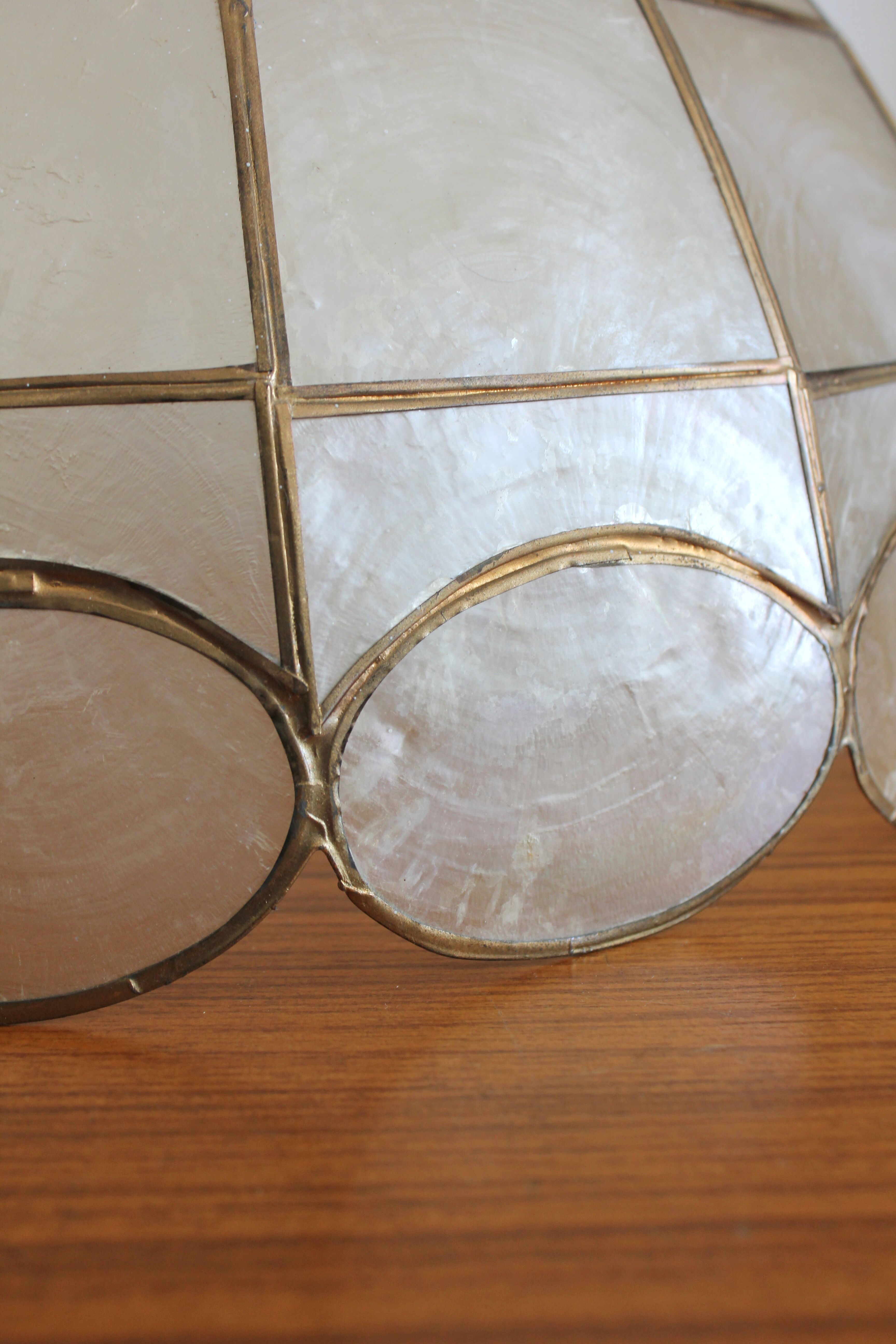 Chandelier pendant lamp in mother-of-pearl and vintage brass