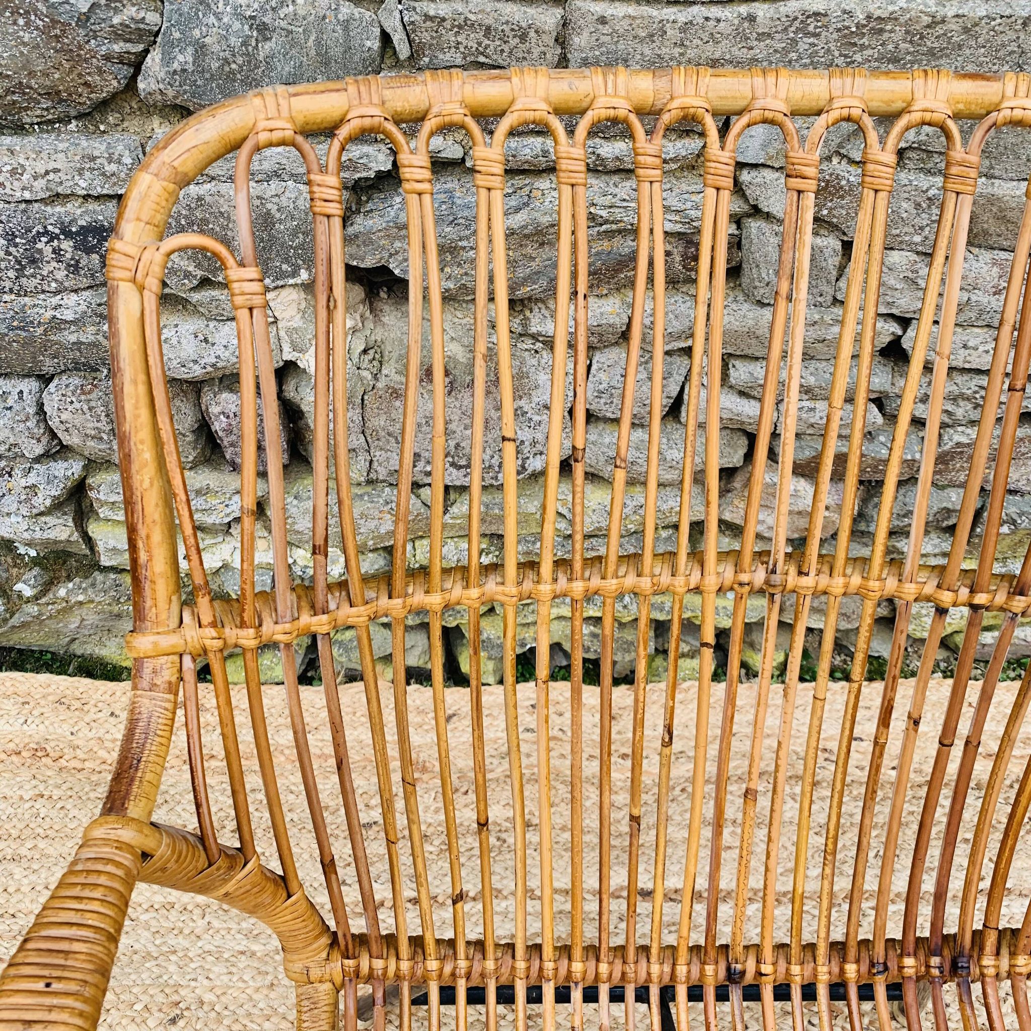 Fauteuil en rotin et piétement en métal noir 1960