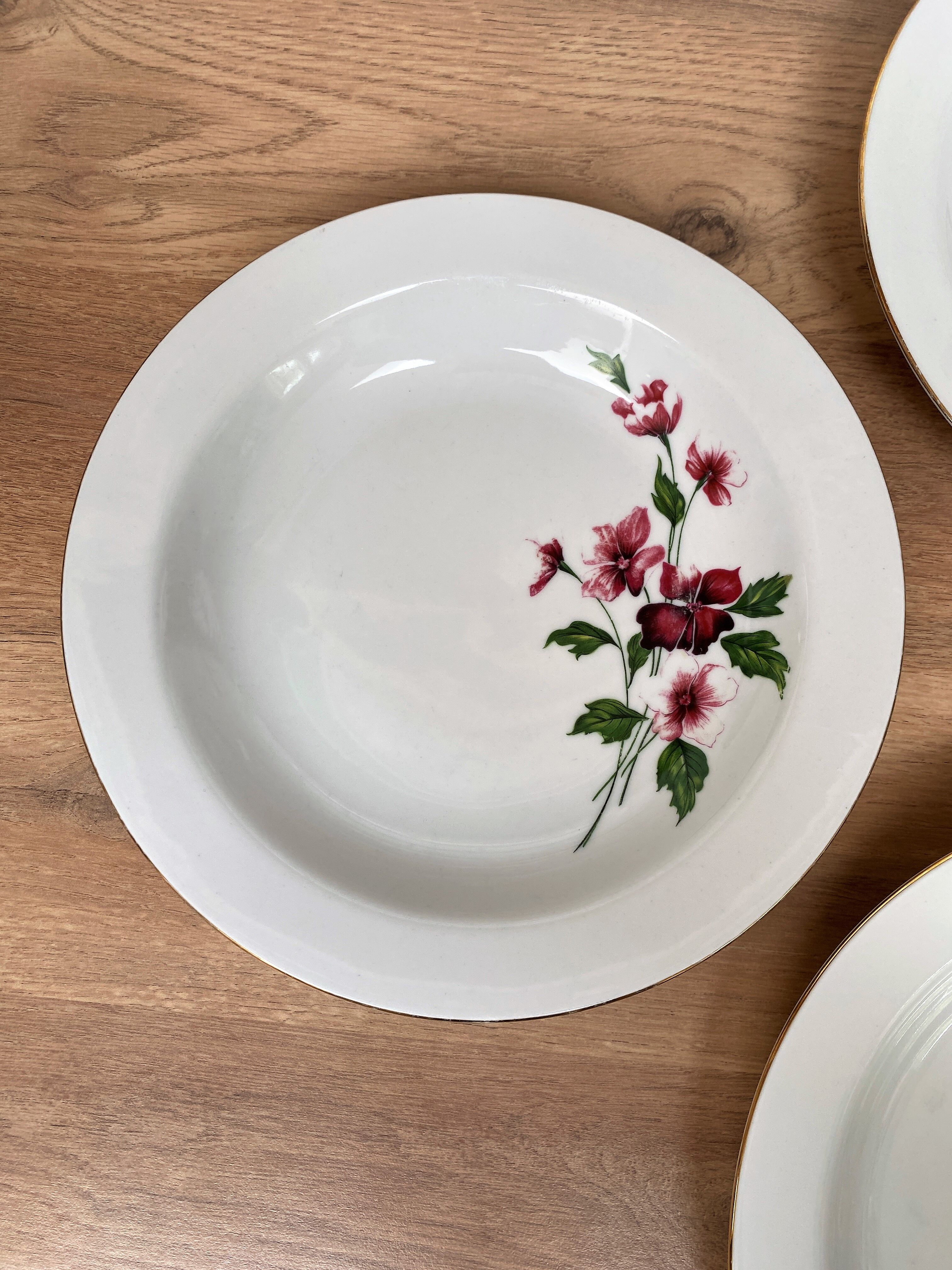 Set of 5 hollow porcelain plates