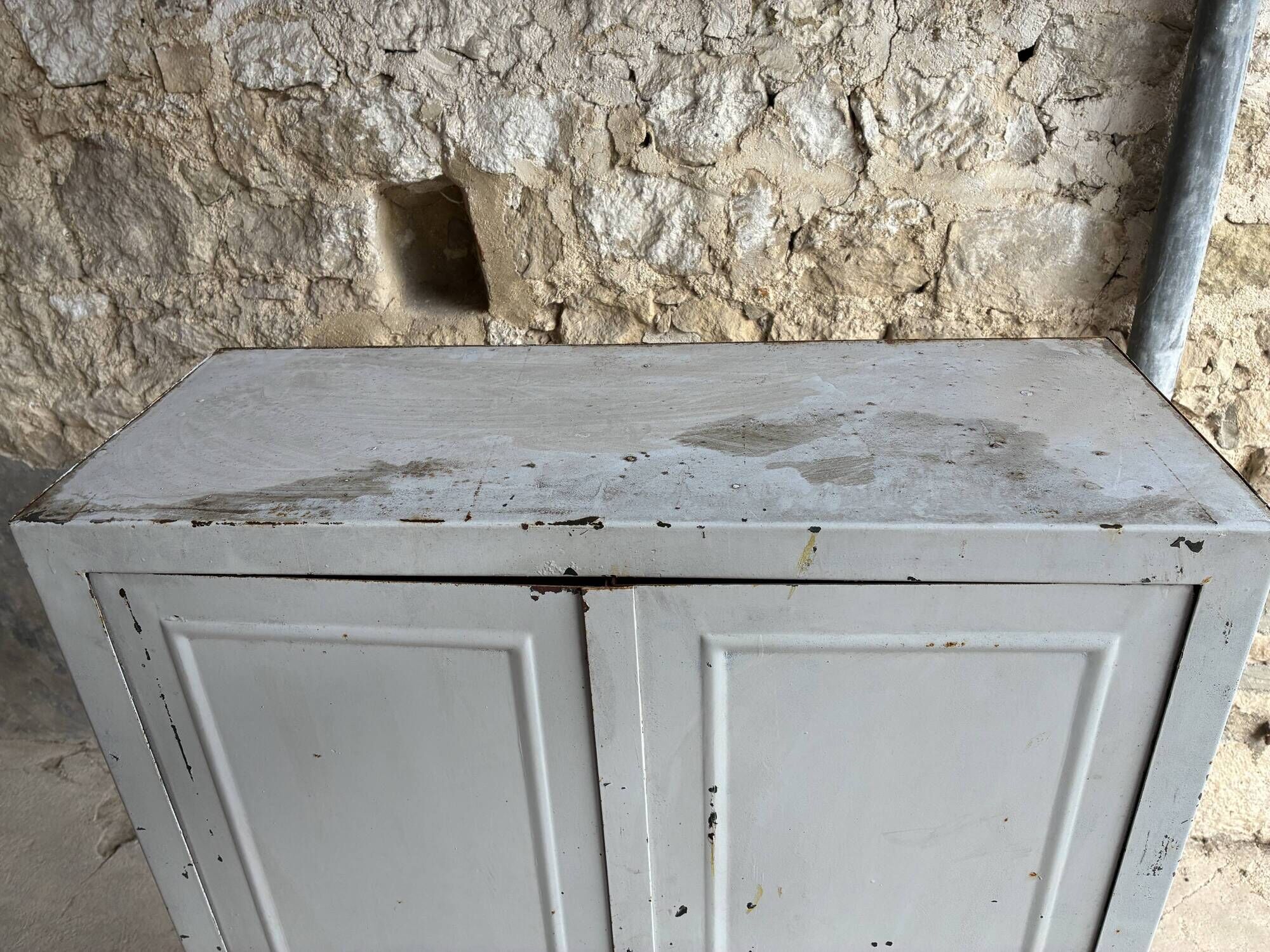 Armoire industrielle d’atelier en métal riveté - vintage 1960