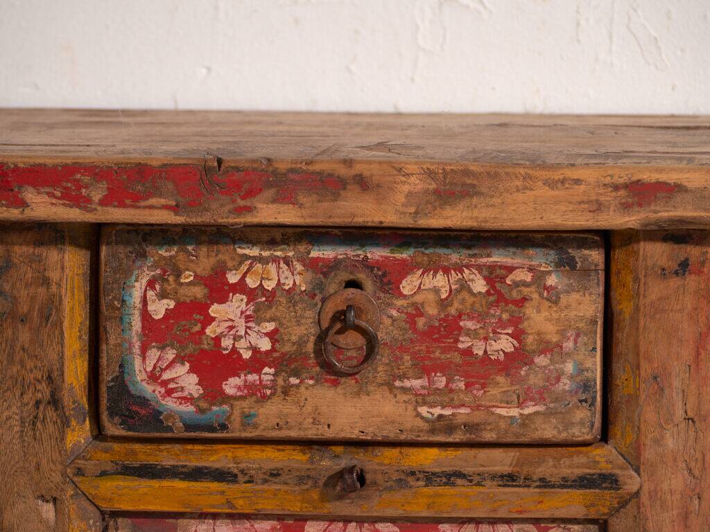 Table basse ancienne peinte en bois d’orme – Chine, vers 1900