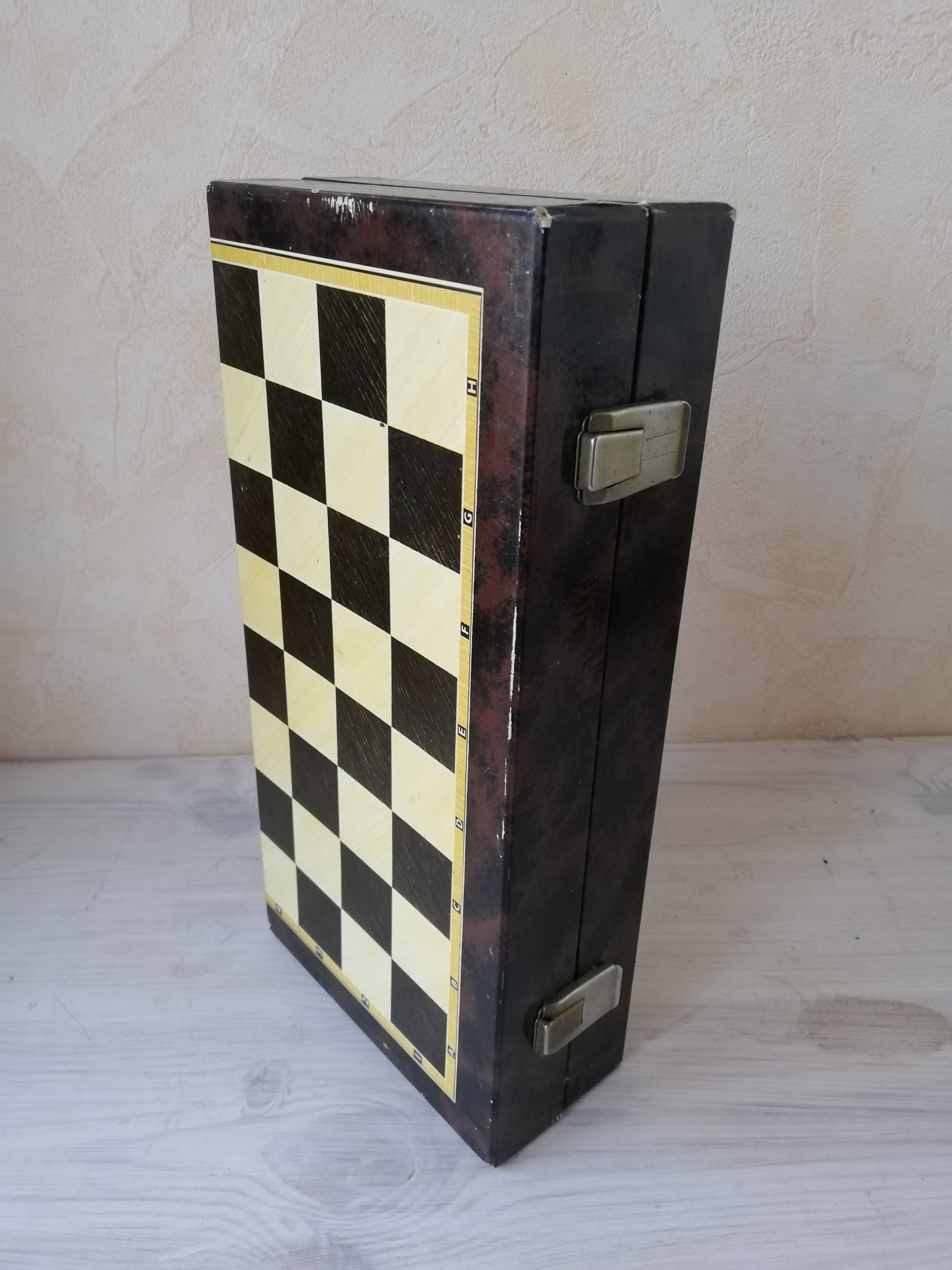 Ferriot portable chessboard