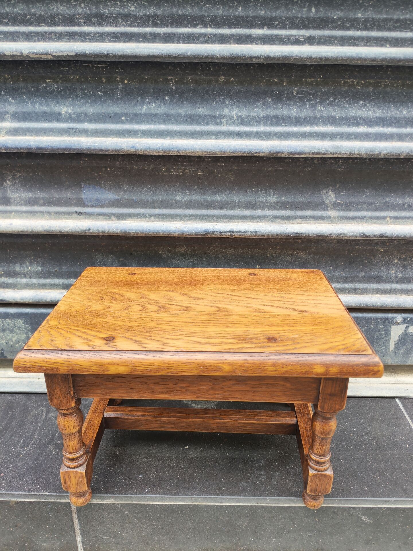 Petit tabouret en bois massif vintage