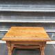 Petit tabouret en bois massif vintage