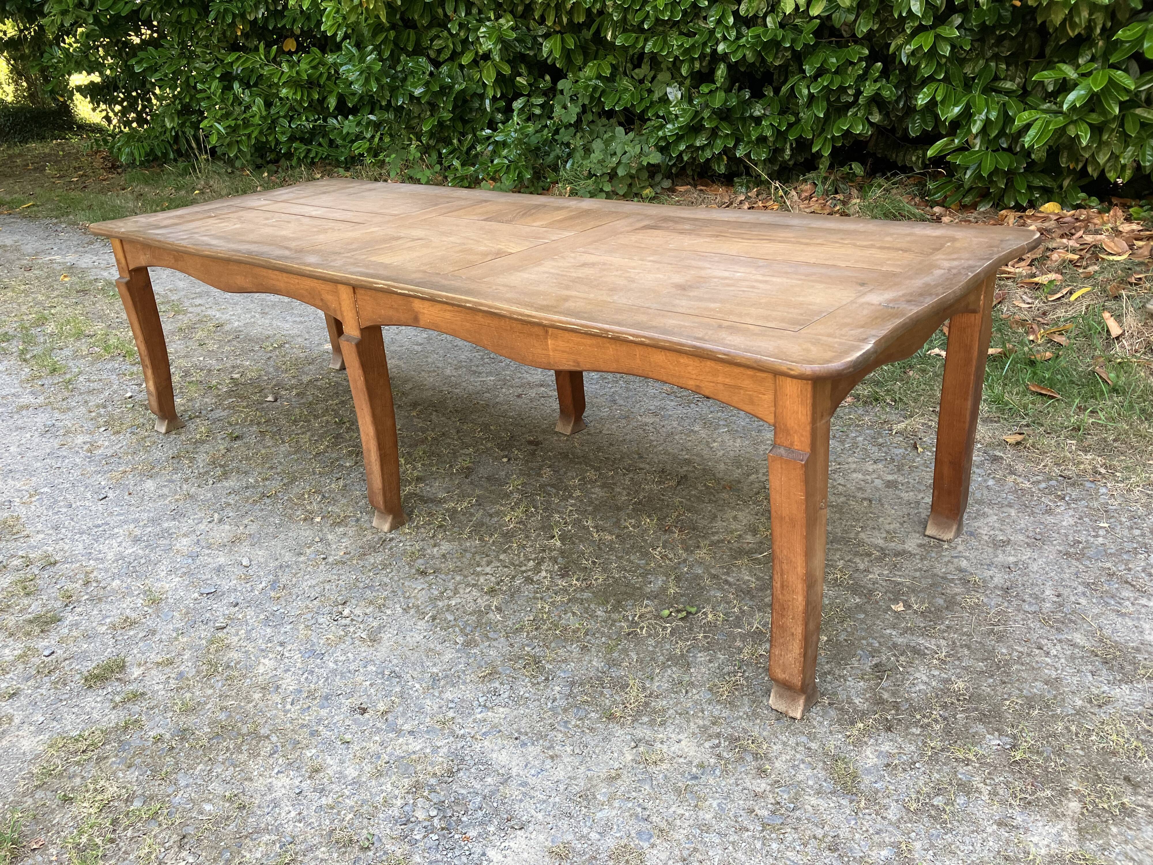 Large Table closes castle six feet oak